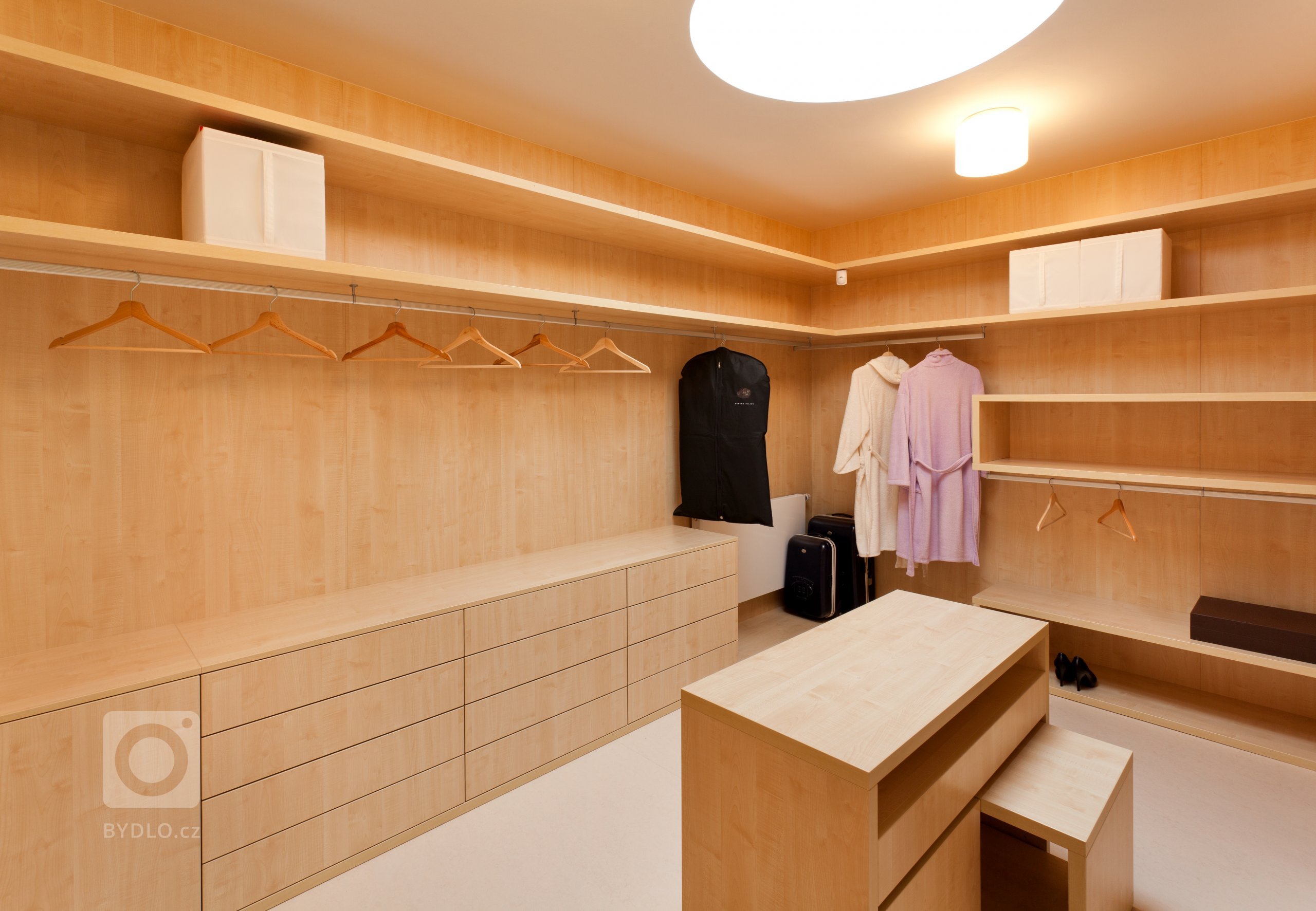 Naprostá dokonalost co se estetiky týče! Pokud máte rádi jednolité, ničím neručené linie, jste na správném místě. Uklidňující tóny světlého kanadského javoru…