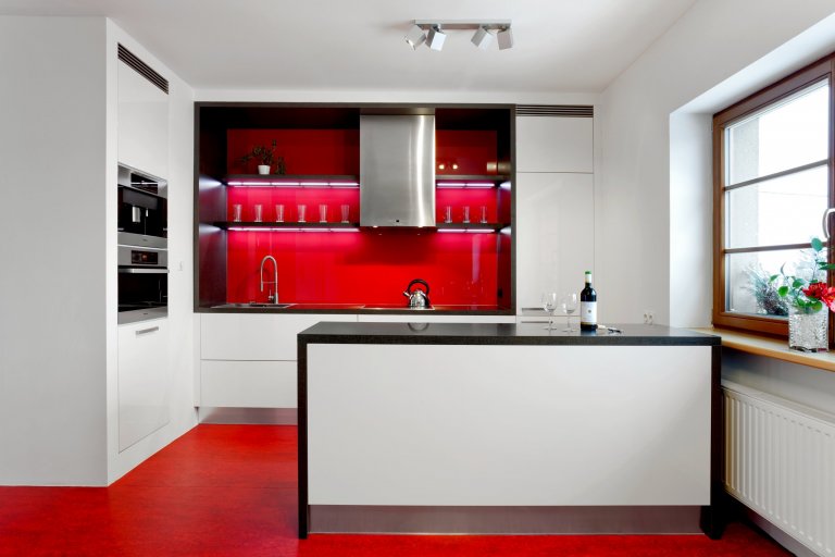 Představujeme vám kuchyň jednoduchých tvarů a dramatických kontrastů. Bílé plochy, které tvoří robustní základ celé kuchyně, lemuje strukturovaný tmavý povrch,…