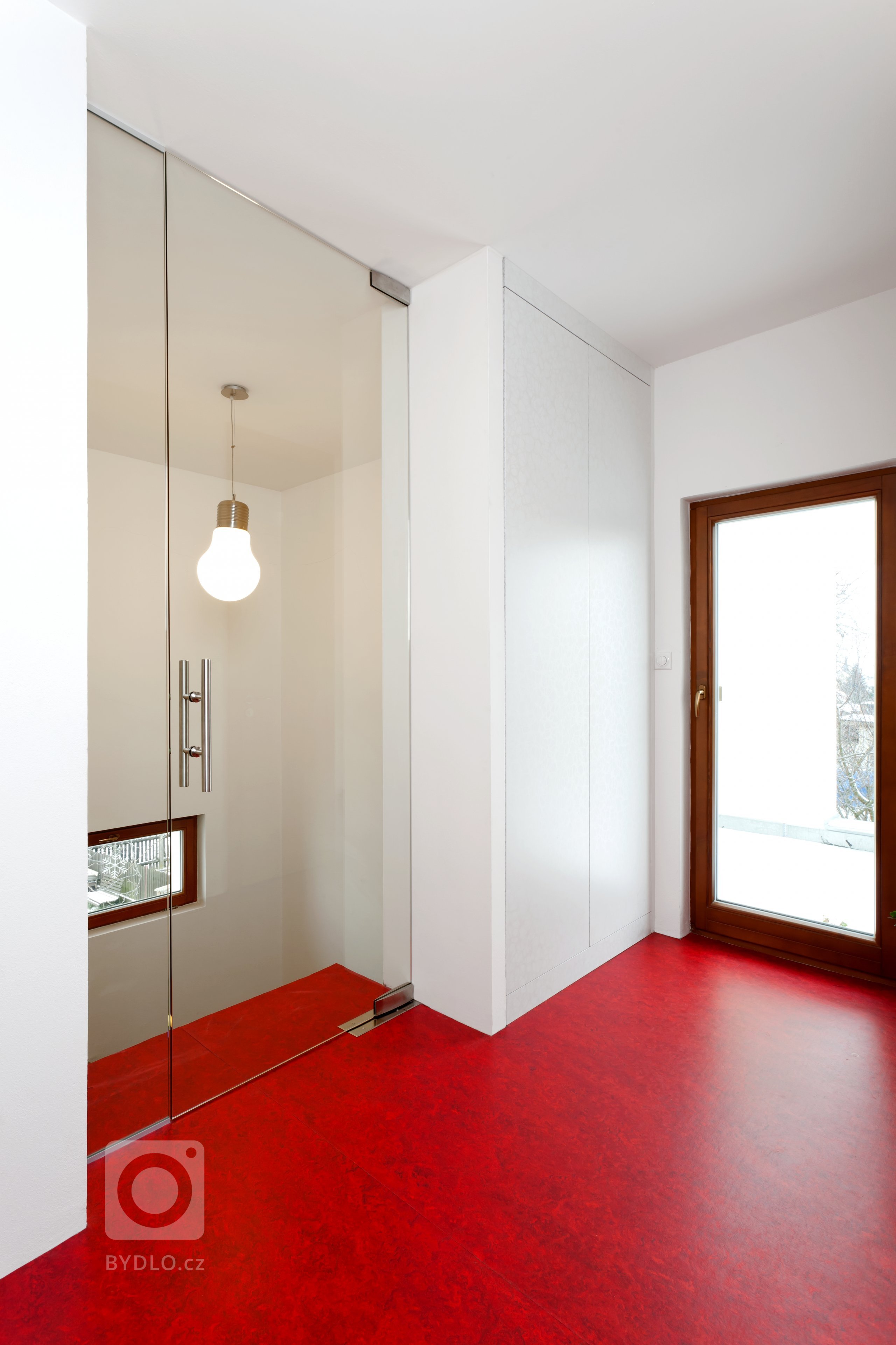 Představujeme vám kuchyň jednoduchých tvarů a dramatických kontrastů. Bílé plochy, které tvoří robustní základ celé kuchyně, lemuje strukturovaný tmavý povrch,…