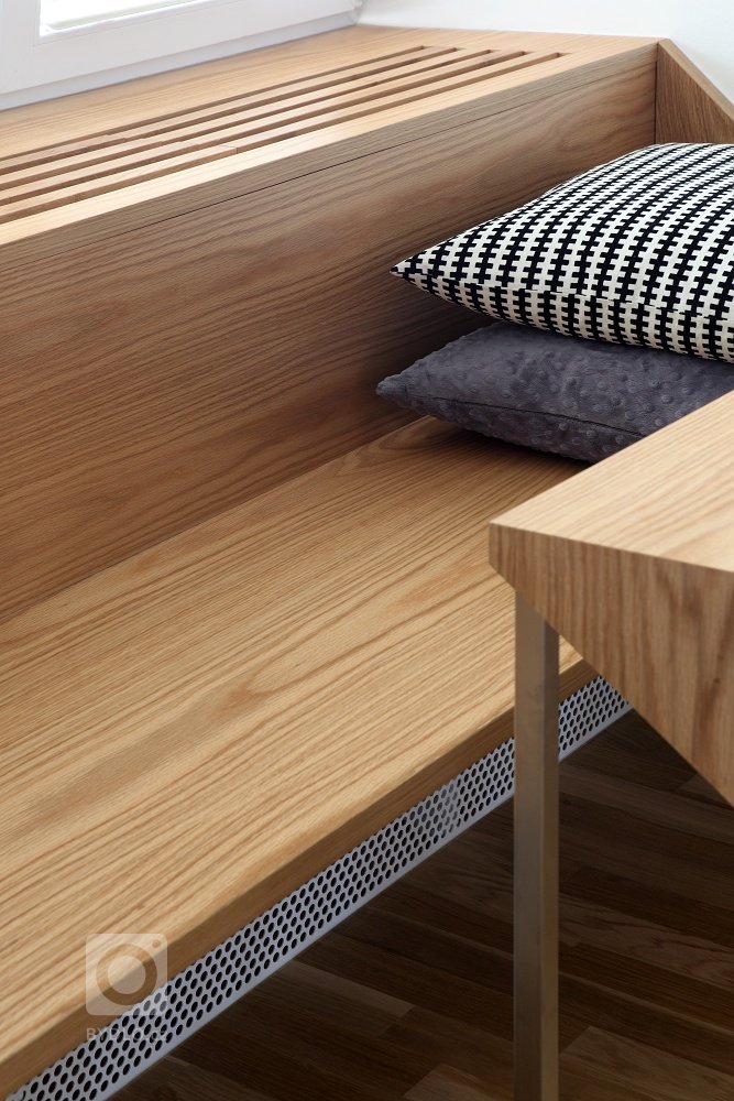 Když není místa nazbyt, je třeba využít všeho, co se dá! Třeba propojit parapet s obkladem topení a vytvořit tak útulné místo na sezení. Popřípadě ho propojit…