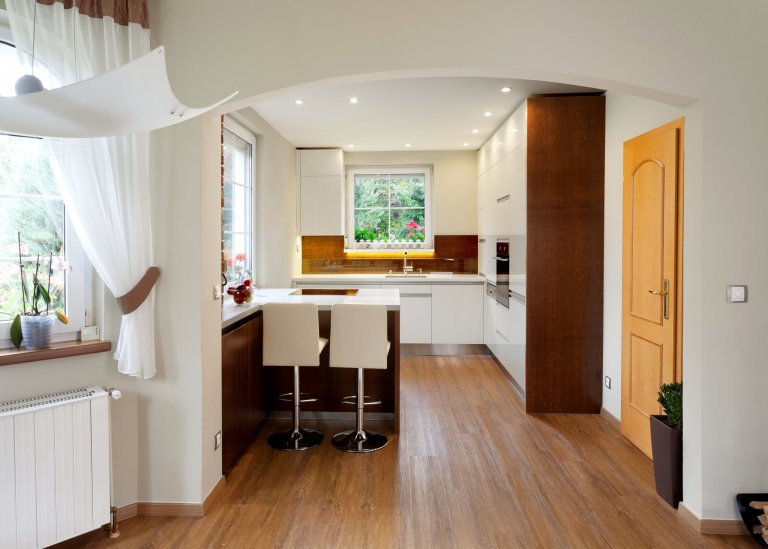 Představujeme vám malebnou kuchyň, která kombinuje moderní bílé povrchy s&nbsp;teplými tóny dubového dřeva. Přestože místnost není zrovna prostorná, i tak se…