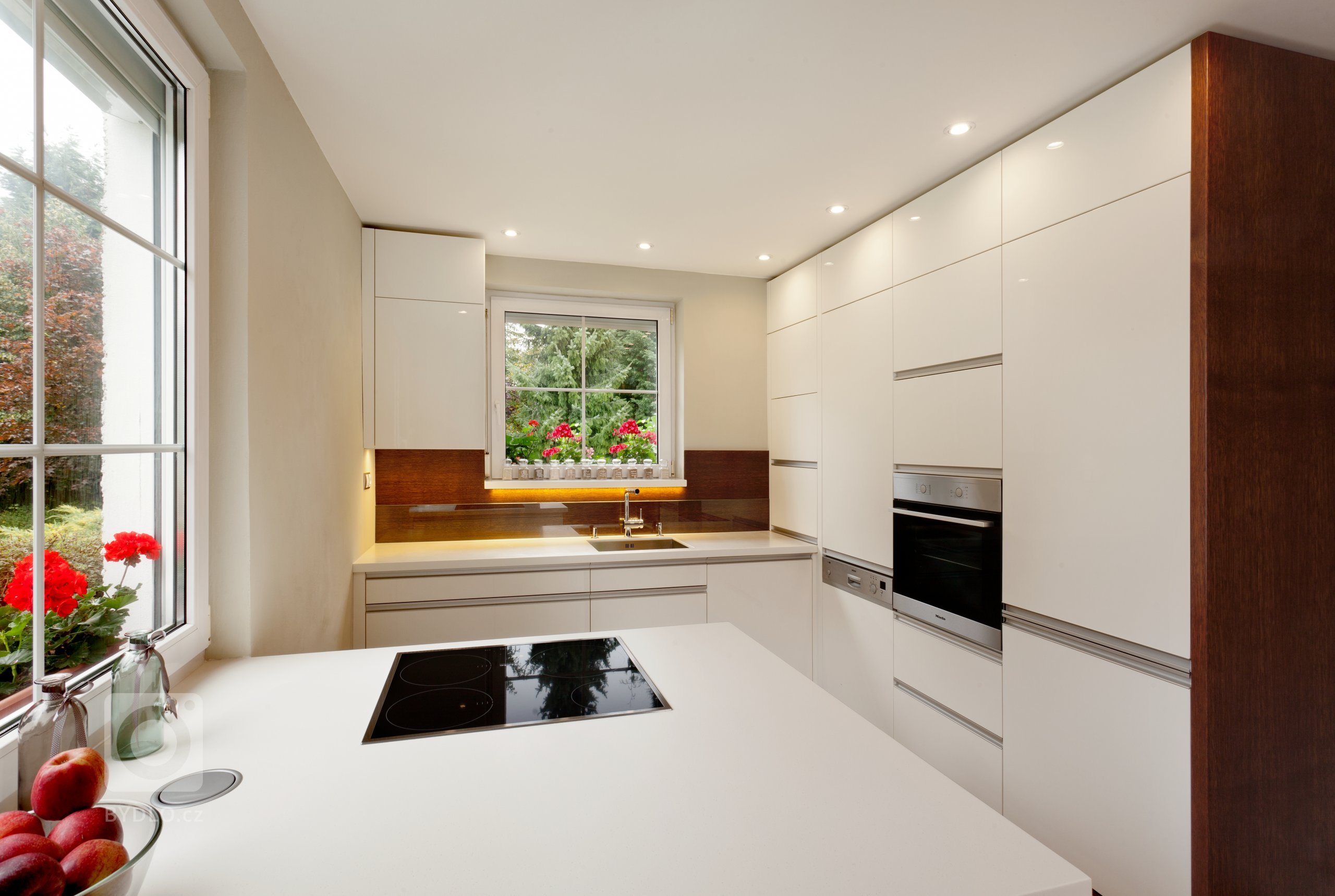 Představujeme vám malebnou kuchyň, která kombinuje moderní bílé povrchy s&nbsp;teplými tóny dubového dřeva. Přestože místnost není zrovna prostorná, i tak se…