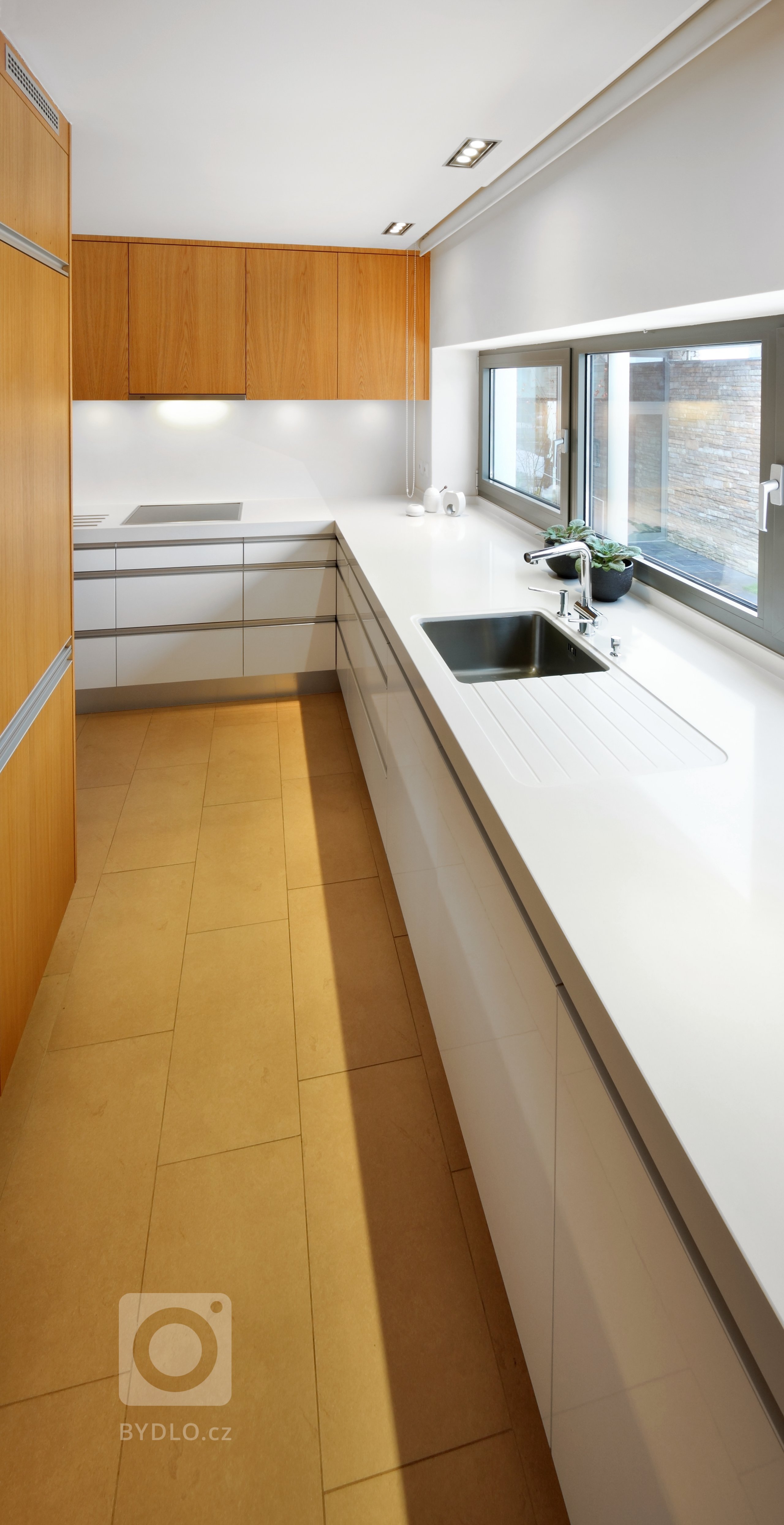 Něco pro ty, kteří mají rádi lad a pořádek! V této prosvětlené kuchyni se střídají prvky z lakovaného dubového dřeva a bílého lamina&nbsp;&ndash; to vše ve…