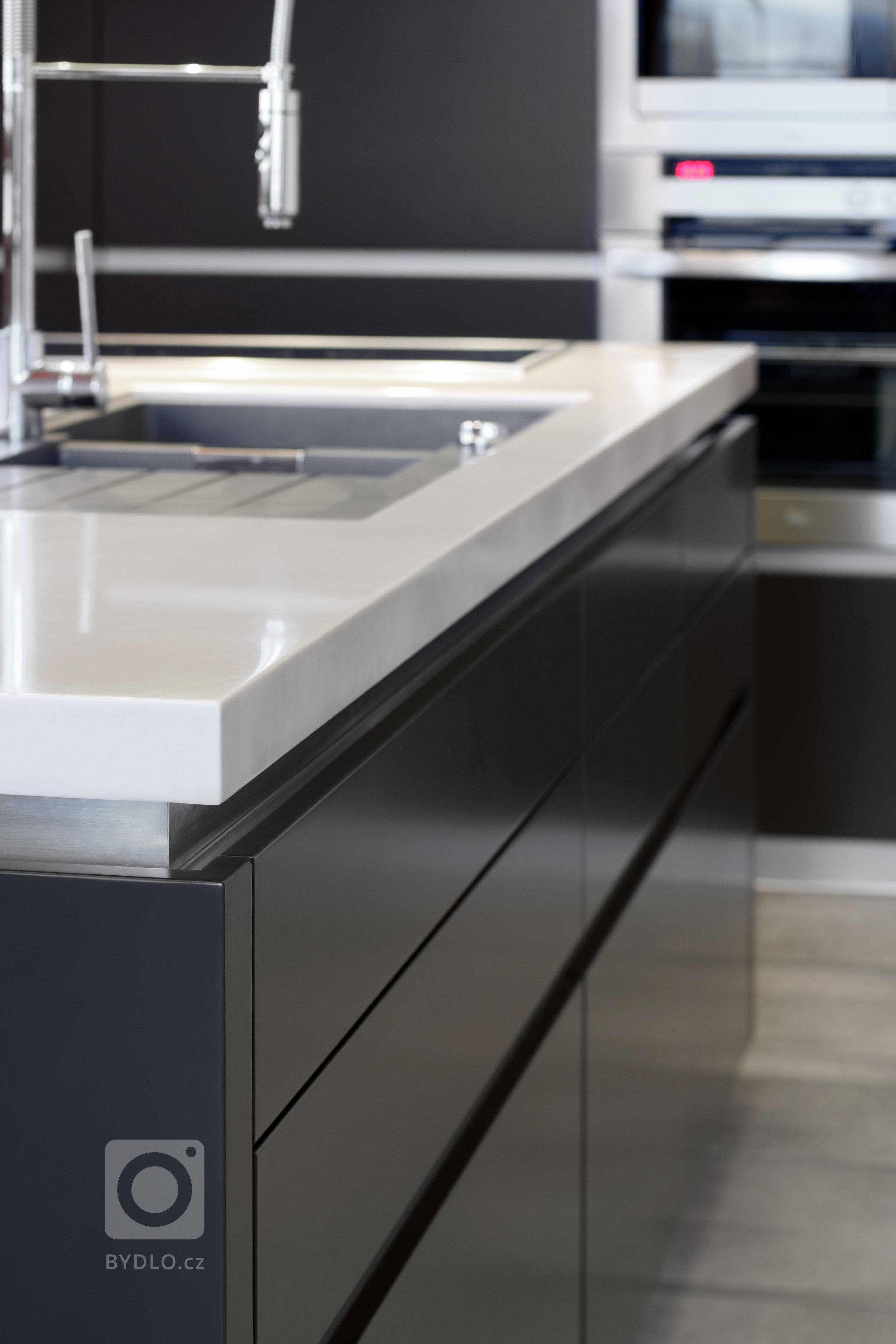 Pořádná výzva je často cestou k těm nejoriginálnějším nápadům, a přesně tak to bylo i v případě této atypické podkrovní kuchyně. Šlo o to vybavit půdní prostor…