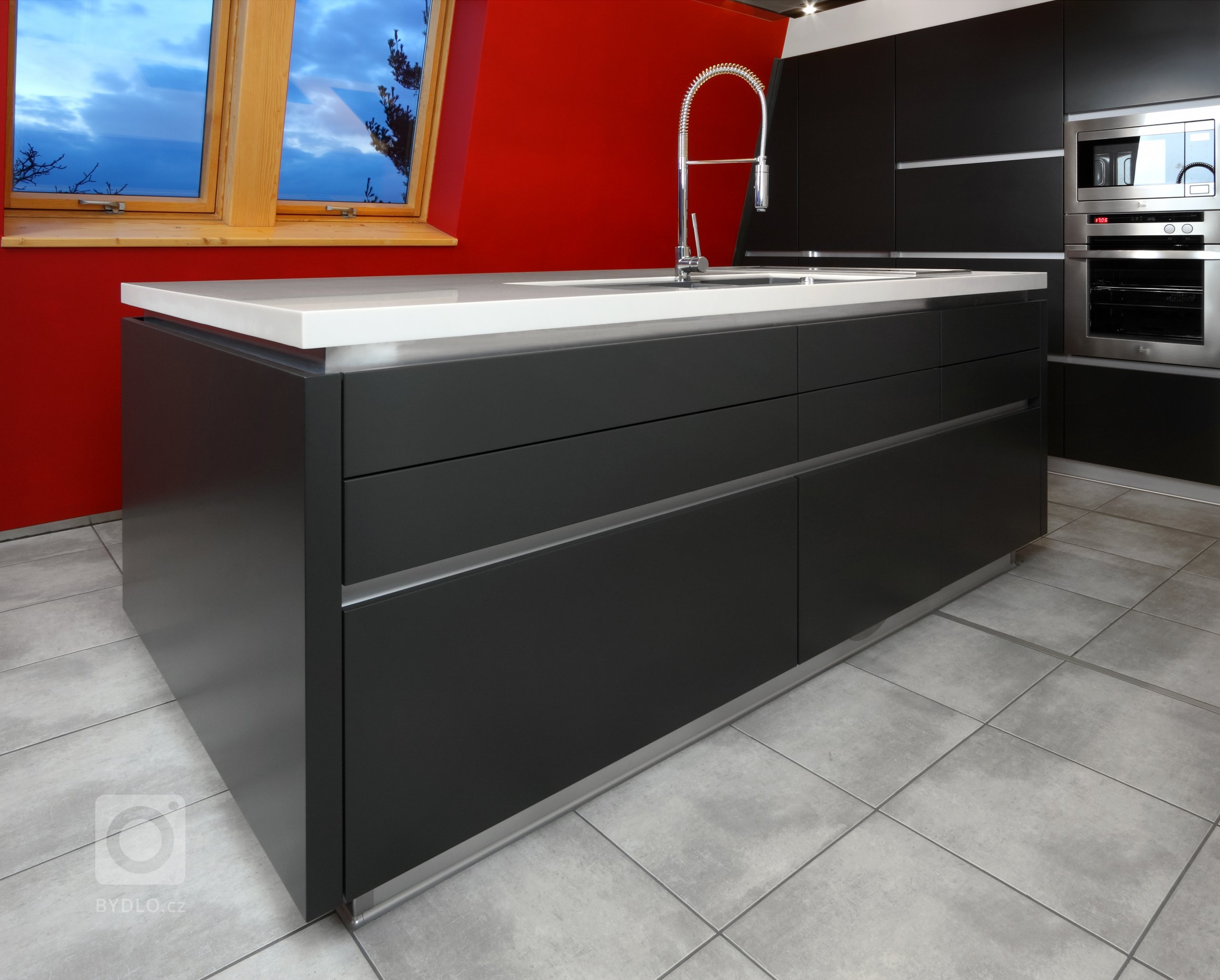 Pořádná výzva je často cestou k těm nejoriginálnějším nápadům, a přesně tak to bylo i v případě této atypické podkrovní kuchyně. Šlo o to vybavit půdní prostor…