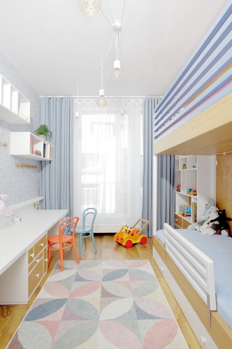 Představujeme vám parádní dětský pokoj se zábavnou sadou asymetrických šuplíků! V této úzké místnosti jedné straně vládne poschoďová postel s pastelovými…