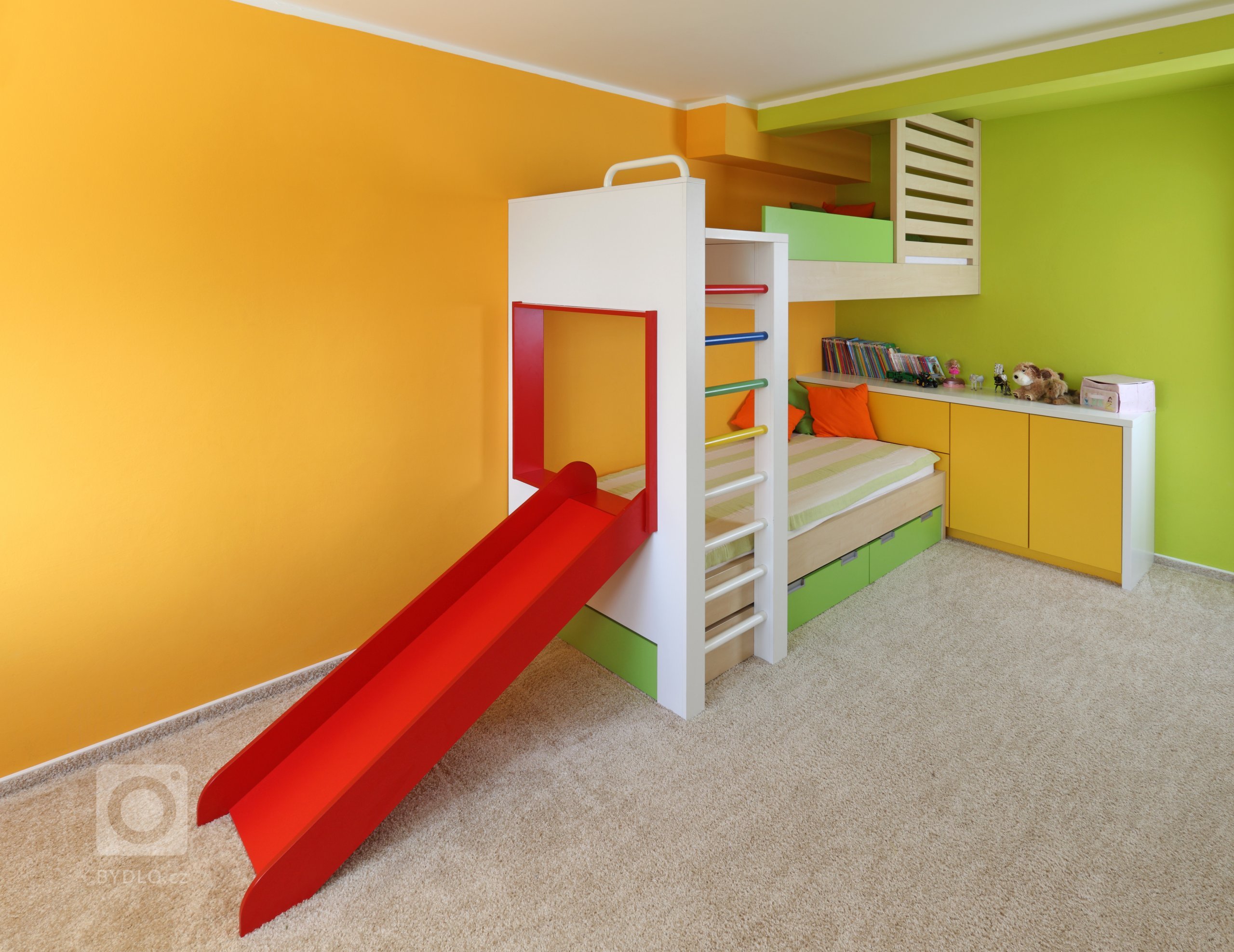 Barvy, hračky, prolézačky &ndash; zkrátka vše, co každé dítko ve svém pokoji potřebuje. Nejzábavnější součástí výbavy je tu určitě obložení postele, které…