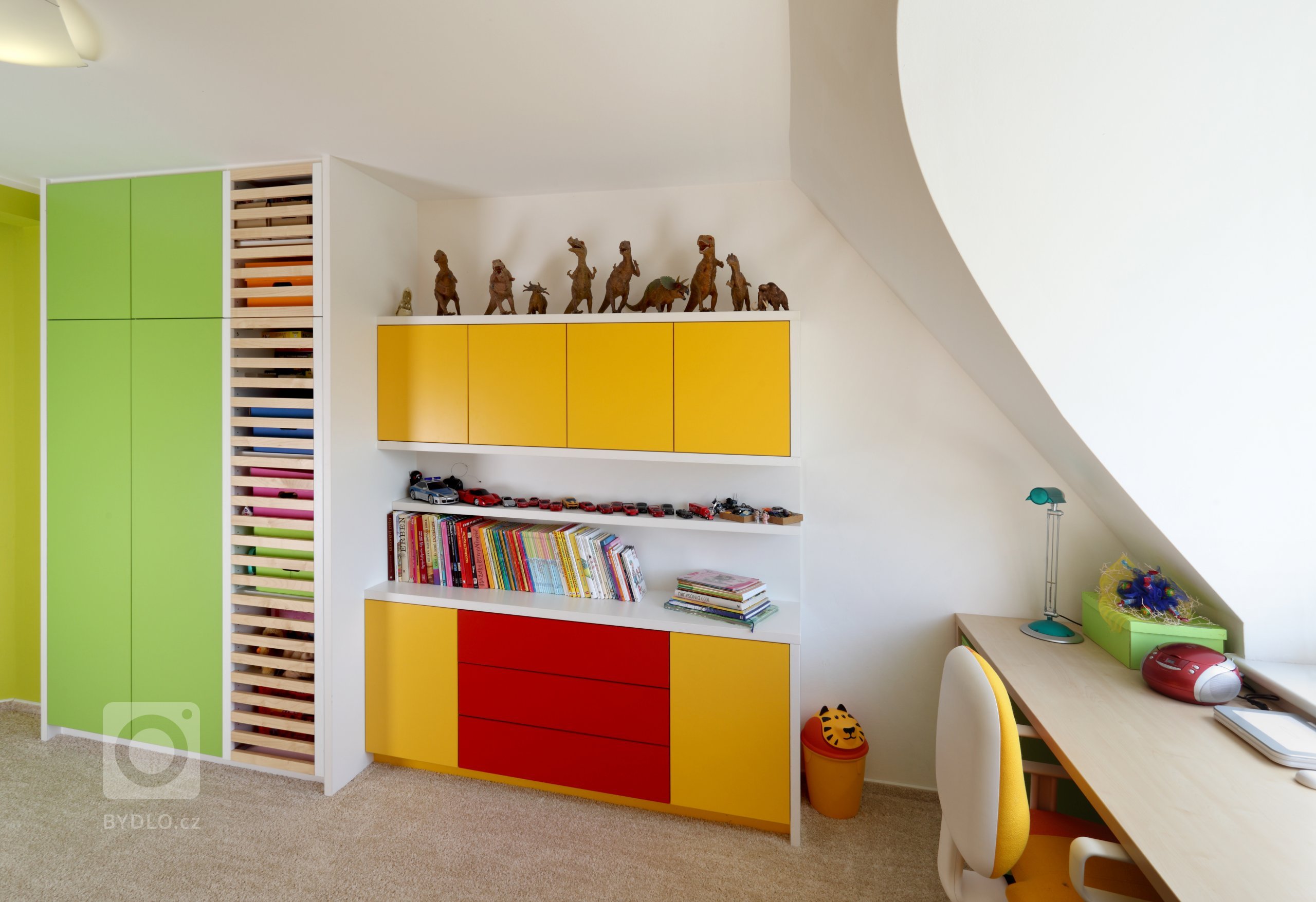 Barvy, hračky, prolézačky &ndash; zkrátka vše, co každé dítko ve svém pokoji potřebuje. Nejzábavnější součástí výbavy je tu určitě obložení postele, které…