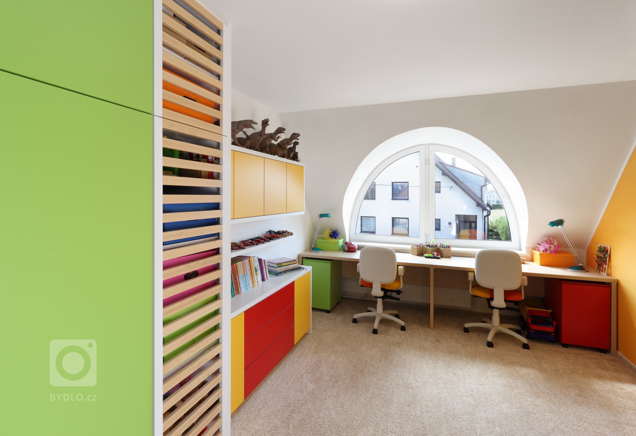 Barvy, hračky, prolézačky &ndash; zkrátka vše, co každé dítko ve svém pokoji potřebuje. Nejzábavnější součástí výbavy je tu určitě obložení postele, které…