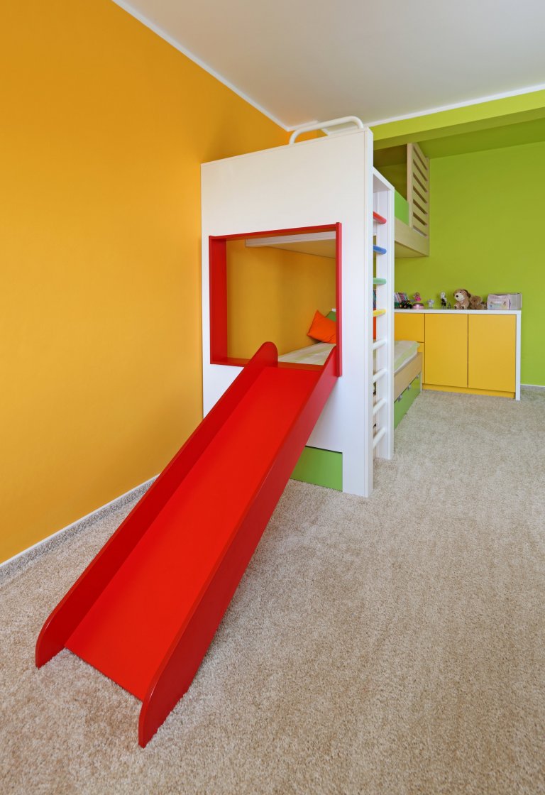Barvy, hračky, prolézačky &ndash; zkrátka vše, co každé dítko ve svém pokoji potřebuje. Nejzábavnější součástí výbavy je tu určitě obložení postele, které…