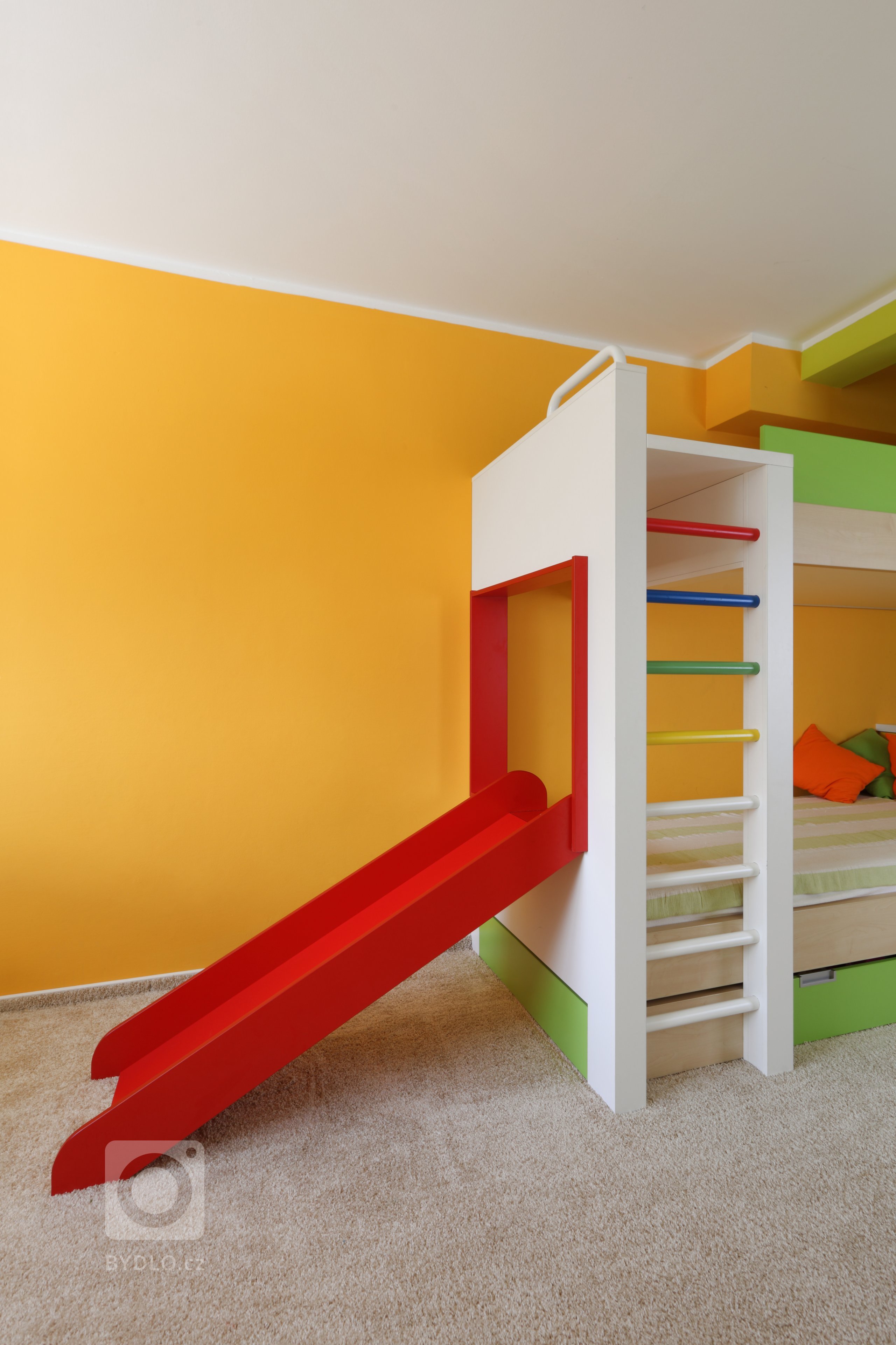 Barvy, hračky, prolézačky &ndash; zkrátka vše, co každé dítko ve svém pokoji potřebuje. Nejzábavnější součástí výbavy je tu určitě obložení postele, které…