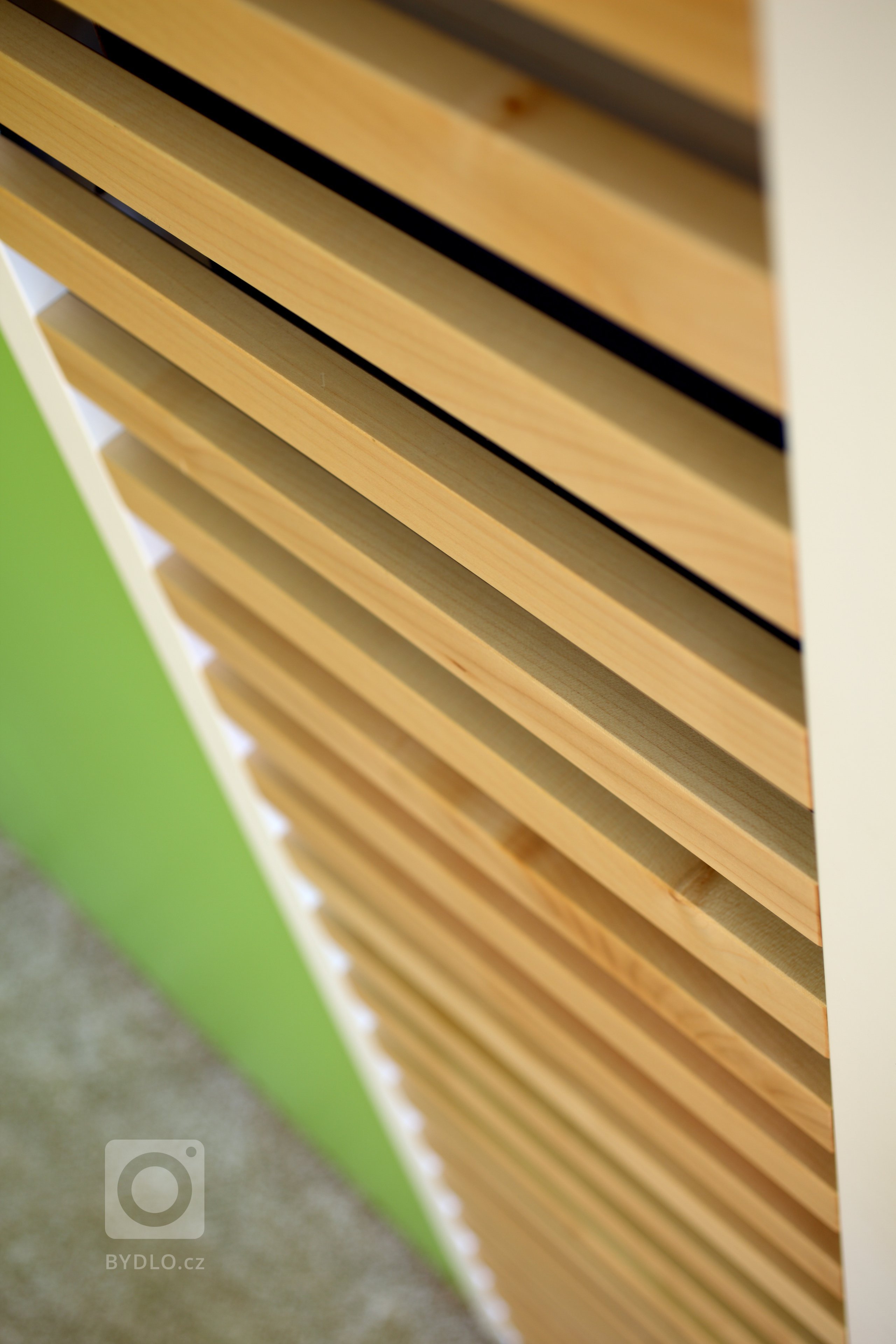 Barvy, hračky, prolézačky &ndash; zkrátka vše, co každé dítko ve svém pokoji potřebuje. Nejzábavnější součástí výbavy je tu určitě obložení postele, které…