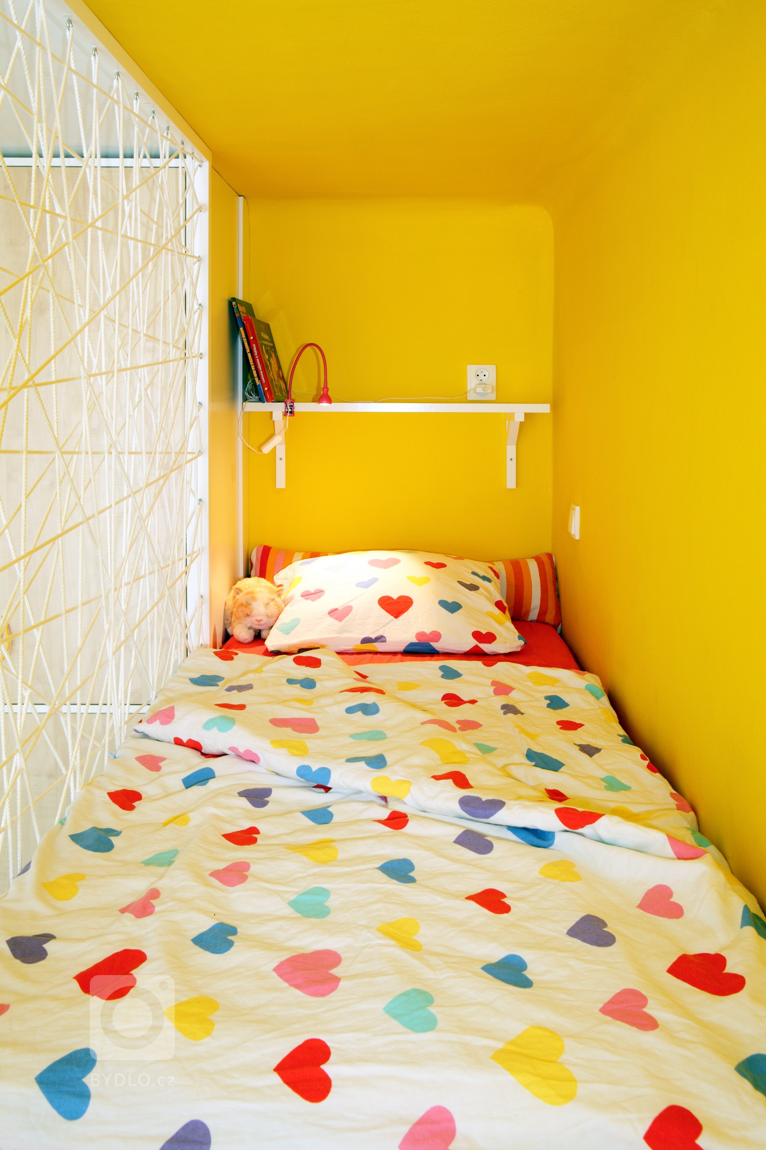 Tak tady máme pokojík pro opravdové dobrodruhy! Aby se do menšího prostoru komfortně vešly dvě postýlky i dostatečný pracovní prostor, vyrobili jsme na spaní…