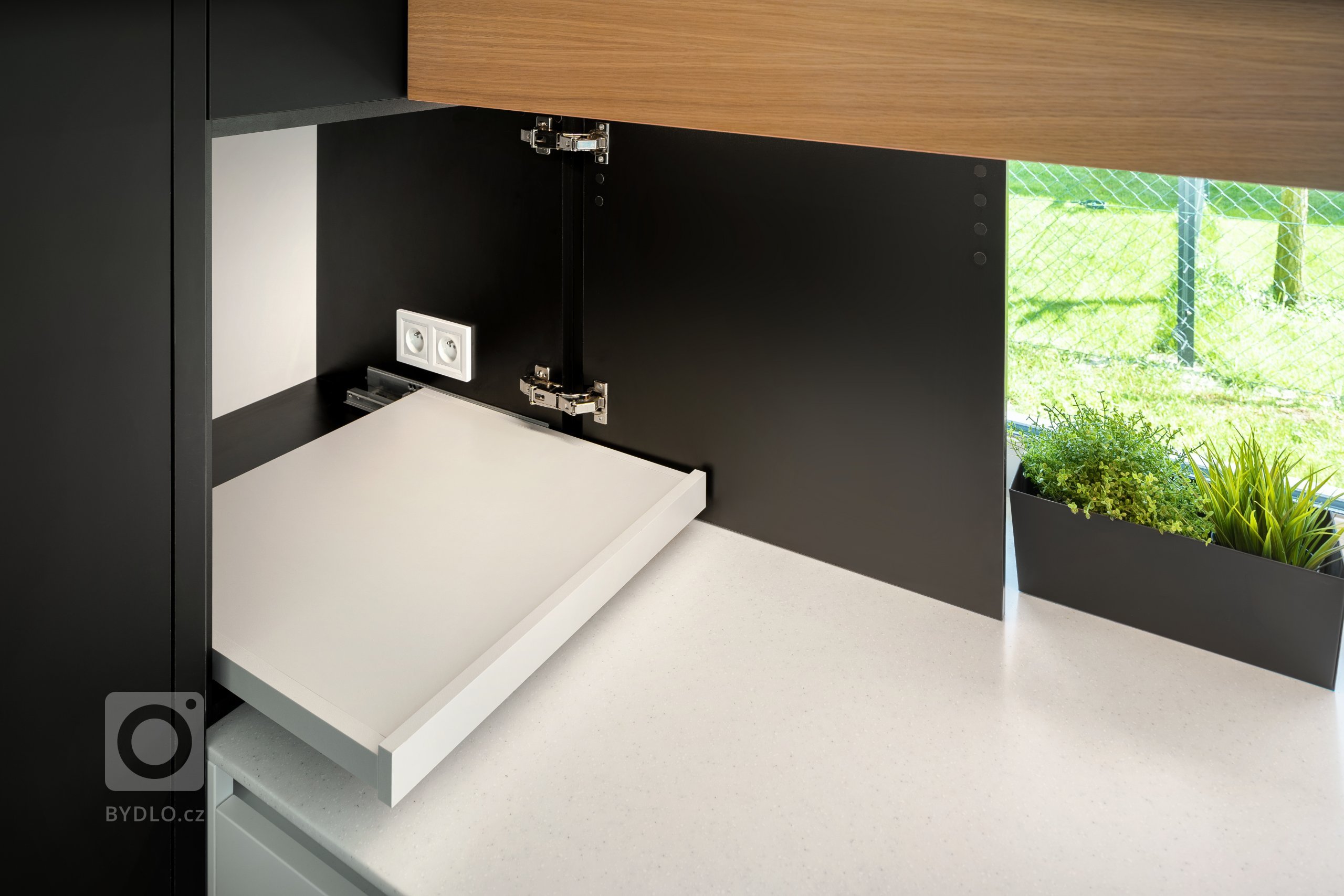 Sázka na jednoduchost a eleganci.&nbsp;V tomto stylovém moderním bytě jasně převládá kontrast černé a bílé barvy, decentně doplněn o prvky v tónech přírodního…