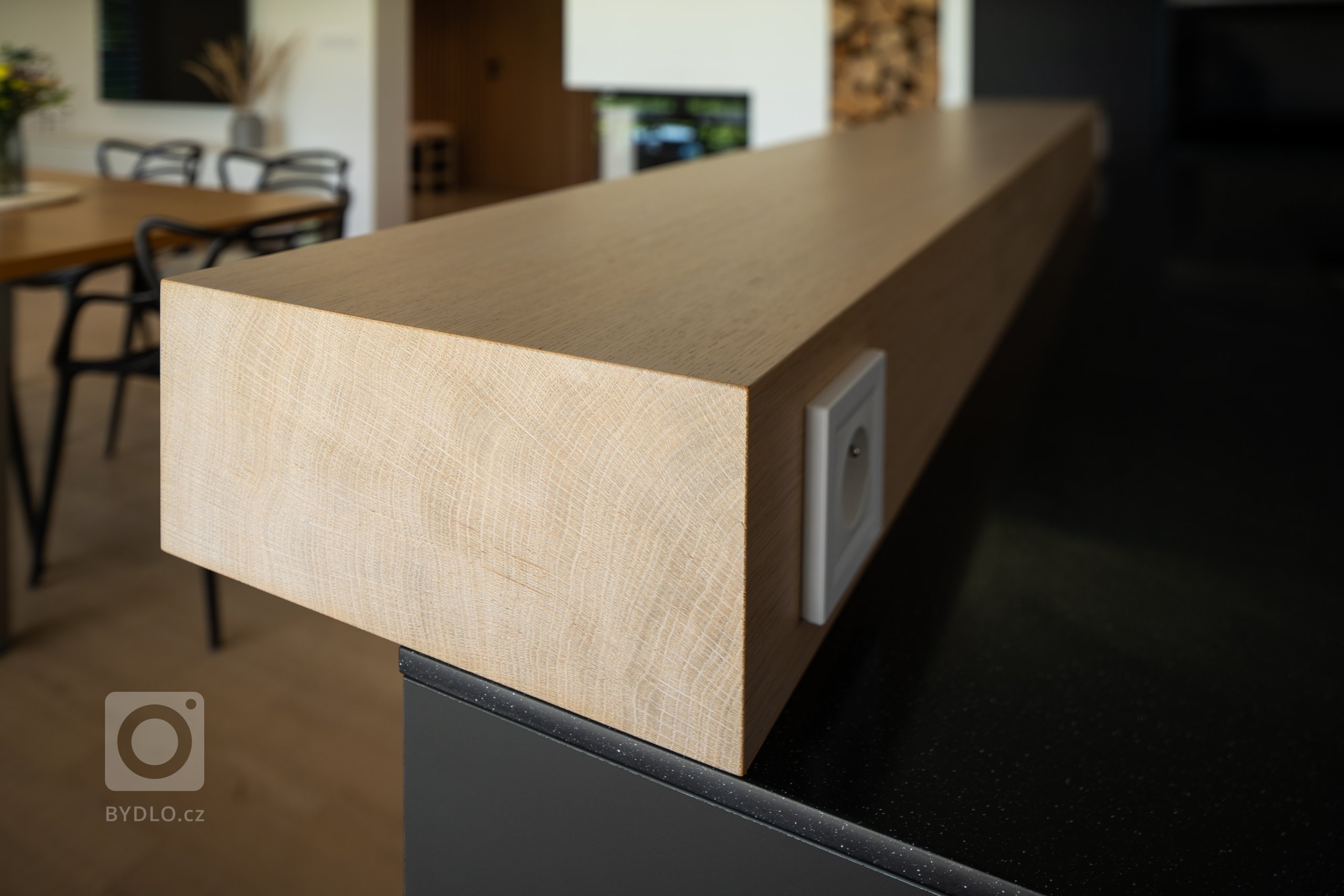 Sázka na jednoduchost a eleganci.&nbsp;V tomto stylovém moderním bytě jasně převládá kontrast černé a bílé barvy, decentně doplněn o prvky v tónech přírodního…