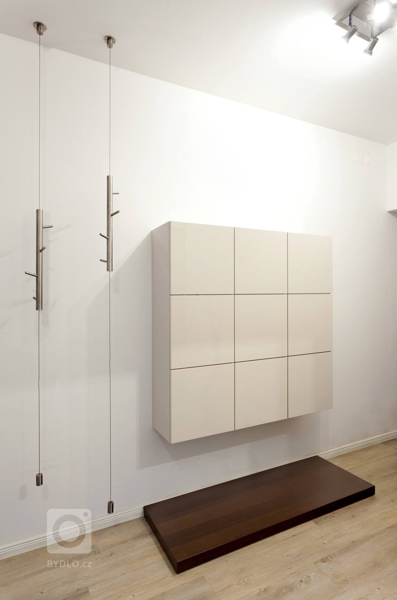 Téměř nenápadný přechod z obývacího pokoje do kuchyně, který nám ve skutečnosti dal pořádně zabrat. I přes omezení menších prostor bytu jsme však nakonec…