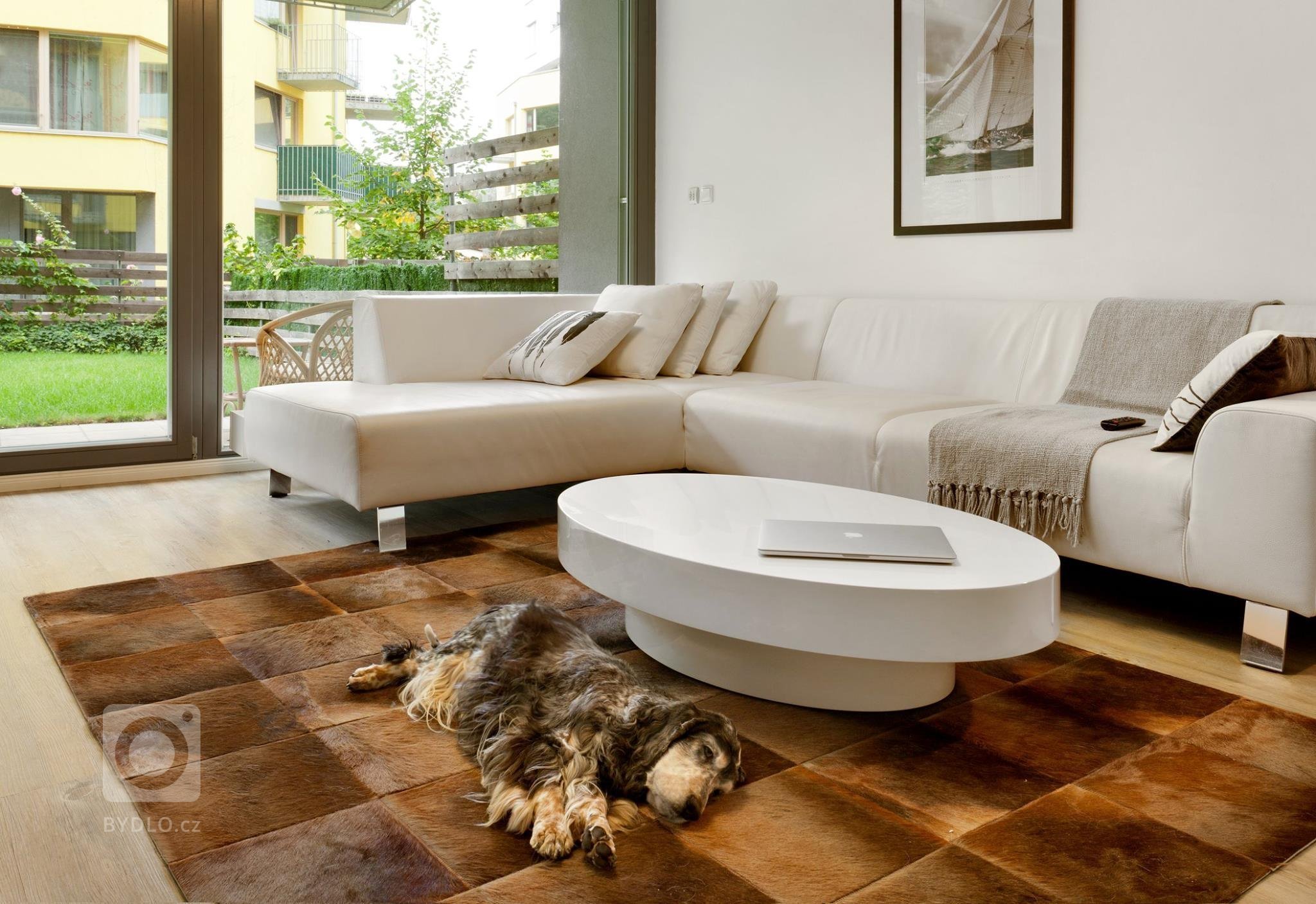 Téměř nenápadný přechod z obývacího pokoje do kuchyně, který nám ve skutečnosti dal pořádně zabrat. I přes omezení menších prostor bytu jsme však nakonec…