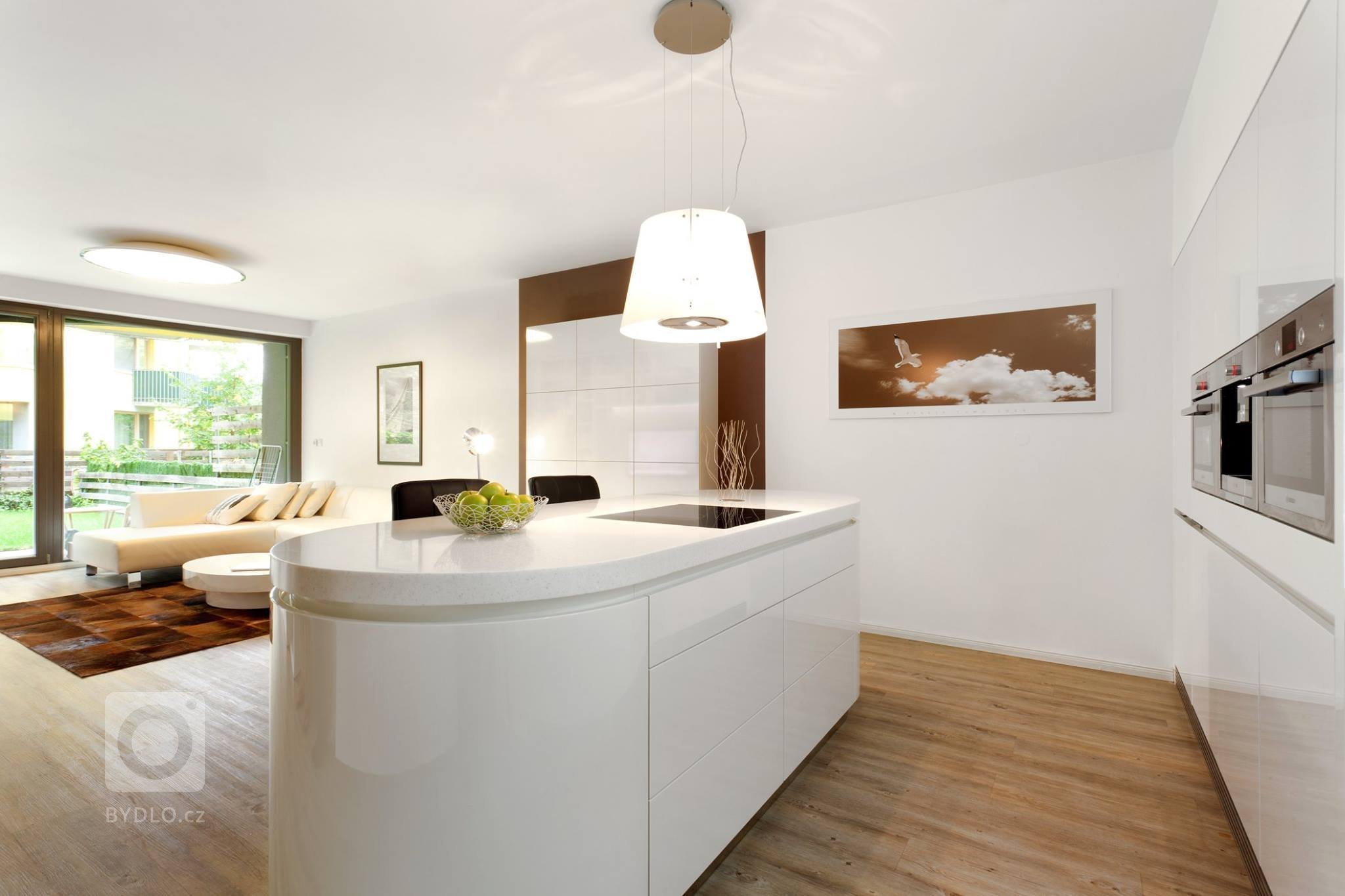 Téměř nenápadný přechod z obývacího pokoje do kuchyně, který nám ve skutečnosti dal pořádně zabrat. I přes omezení menších prostor bytu jsme však nakonec…