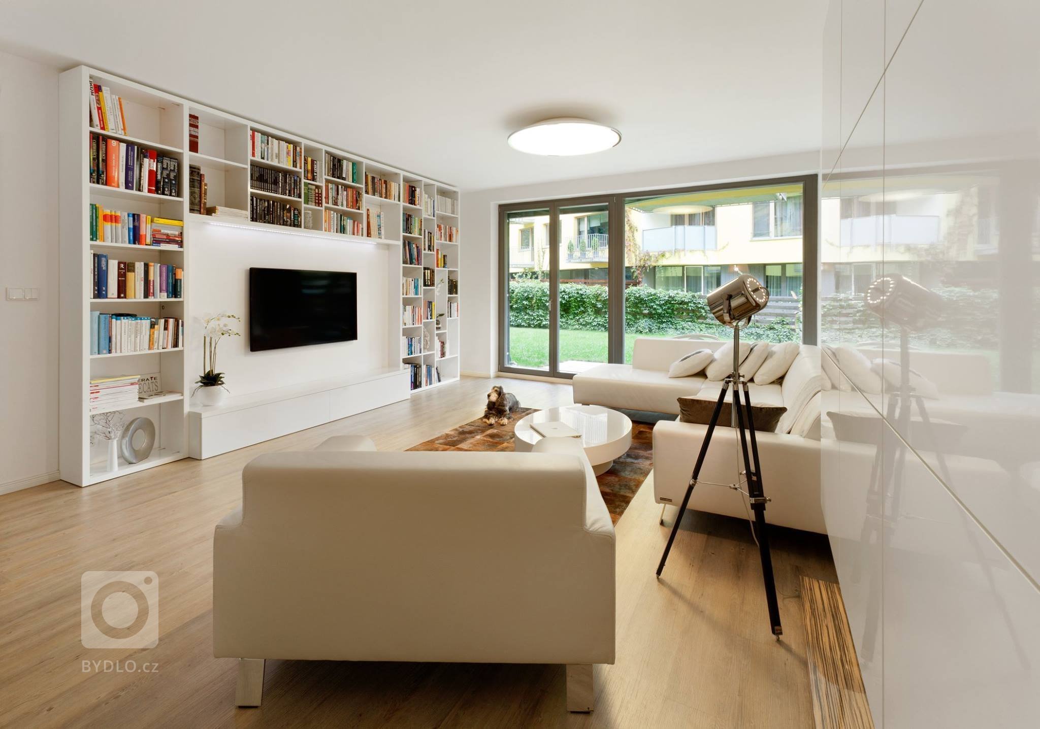 Téměř nenápadný přechod z obývacího pokoje do kuchyně, který nám ve skutečnosti dal pořádně zabrat. I přes omezení menších prostor bytu jsme však nakonec…