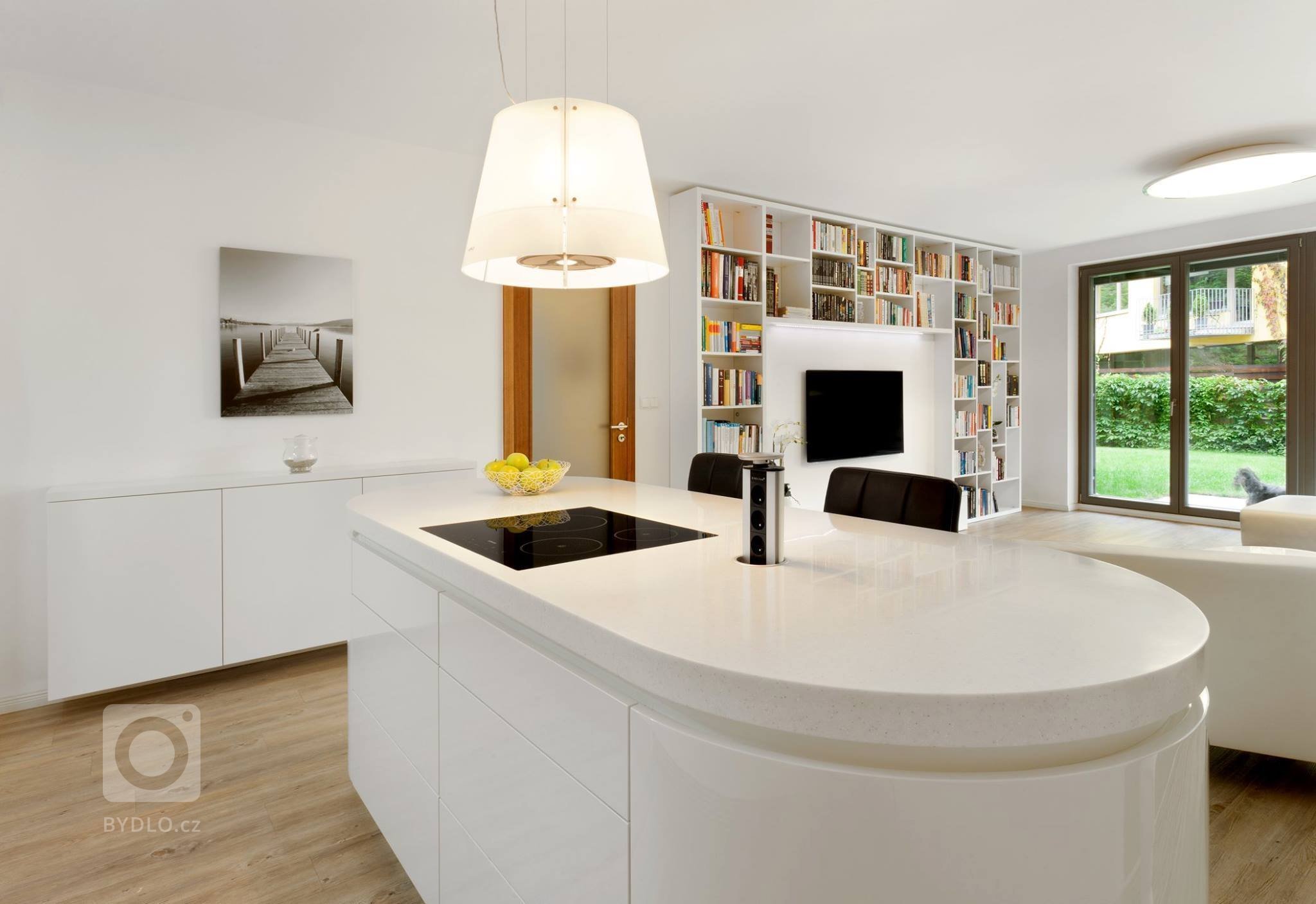 Téměř nenápadný přechod z obývacího pokoje do kuchyně, který nám ve skutečnosti dal pořádně zabrat. I přes omezení menších prostor bytu jsme však nakonec…