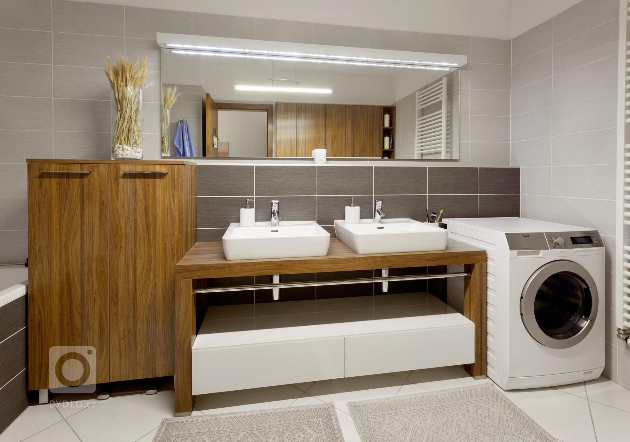 Téměř nenápadný přechod z obývacího pokoje do kuchyně, který nám ve skutečnosti dal pořádně zabrat. I přes omezení menších prostor bytu jsme však nakonec…