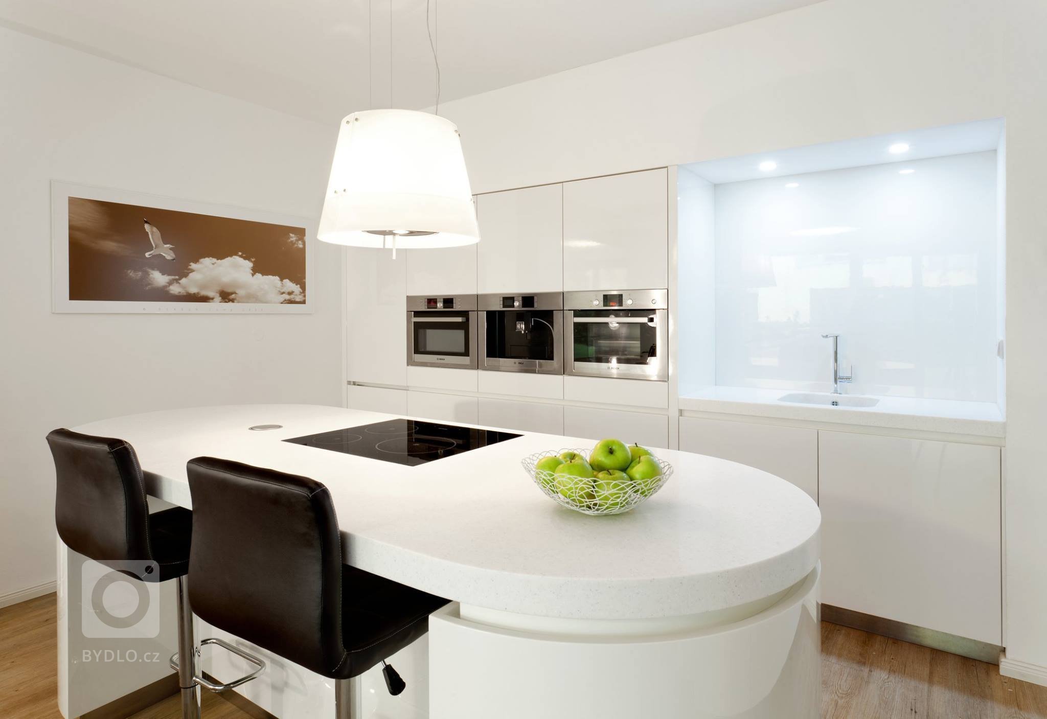 Téměř nenápadný přechod z obývacího pokoje do kuchyně, který nám ve skutečnosti dal pořádně zabrat. I přes omezení menších prostor bytu jsme však nakonec…