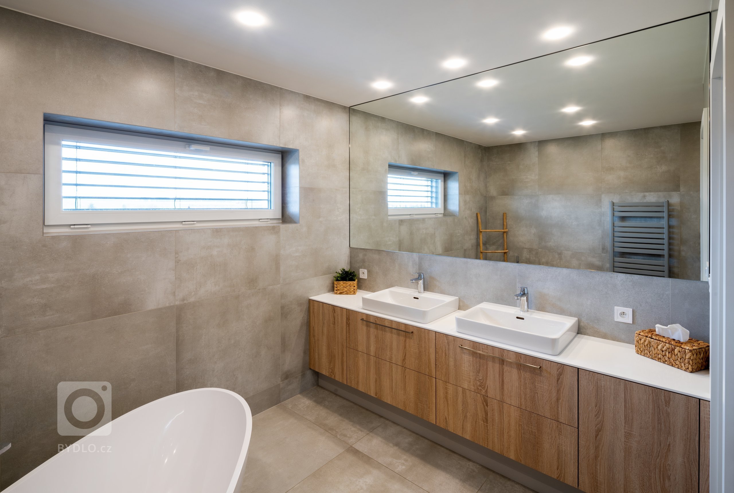 Sázka na jednoduchost a eleganci.&nbsp;V tomto stylovém moderním bytě jasně převládá kontrast černé a bílé barvy, decentně doplněn o prvky v tónech přírodního…