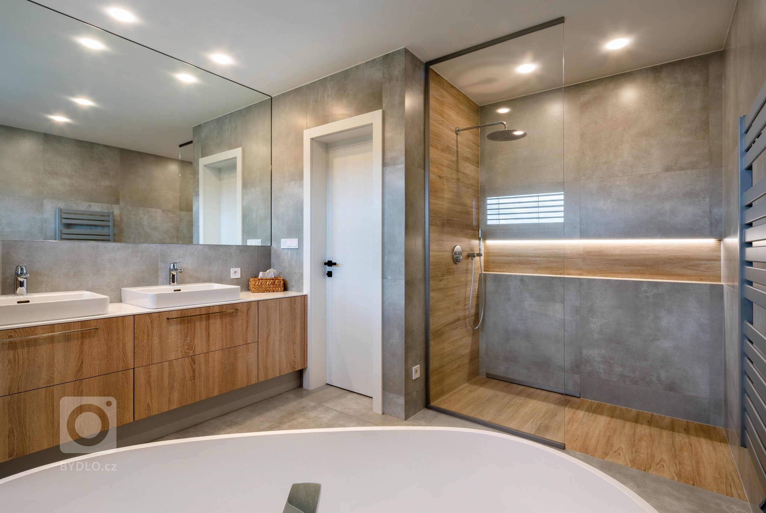 Sázka na jednoduchost a eleganci.&nbsp;V tomto stylovém moderním bytě jasně převládá kontrast černé a bílé barvy, decentně doplněn o prvky v tónech přírodního…