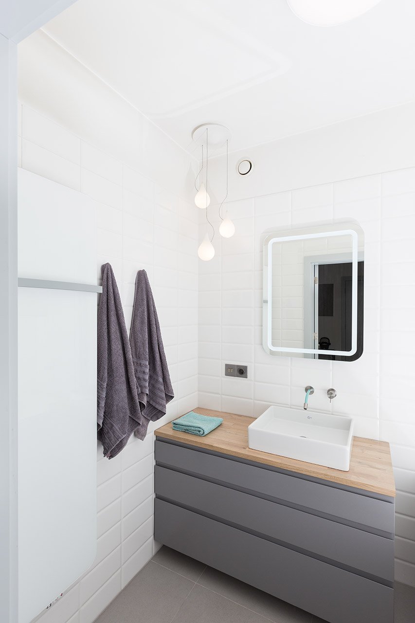 Minimalisticky řešená koupelna.