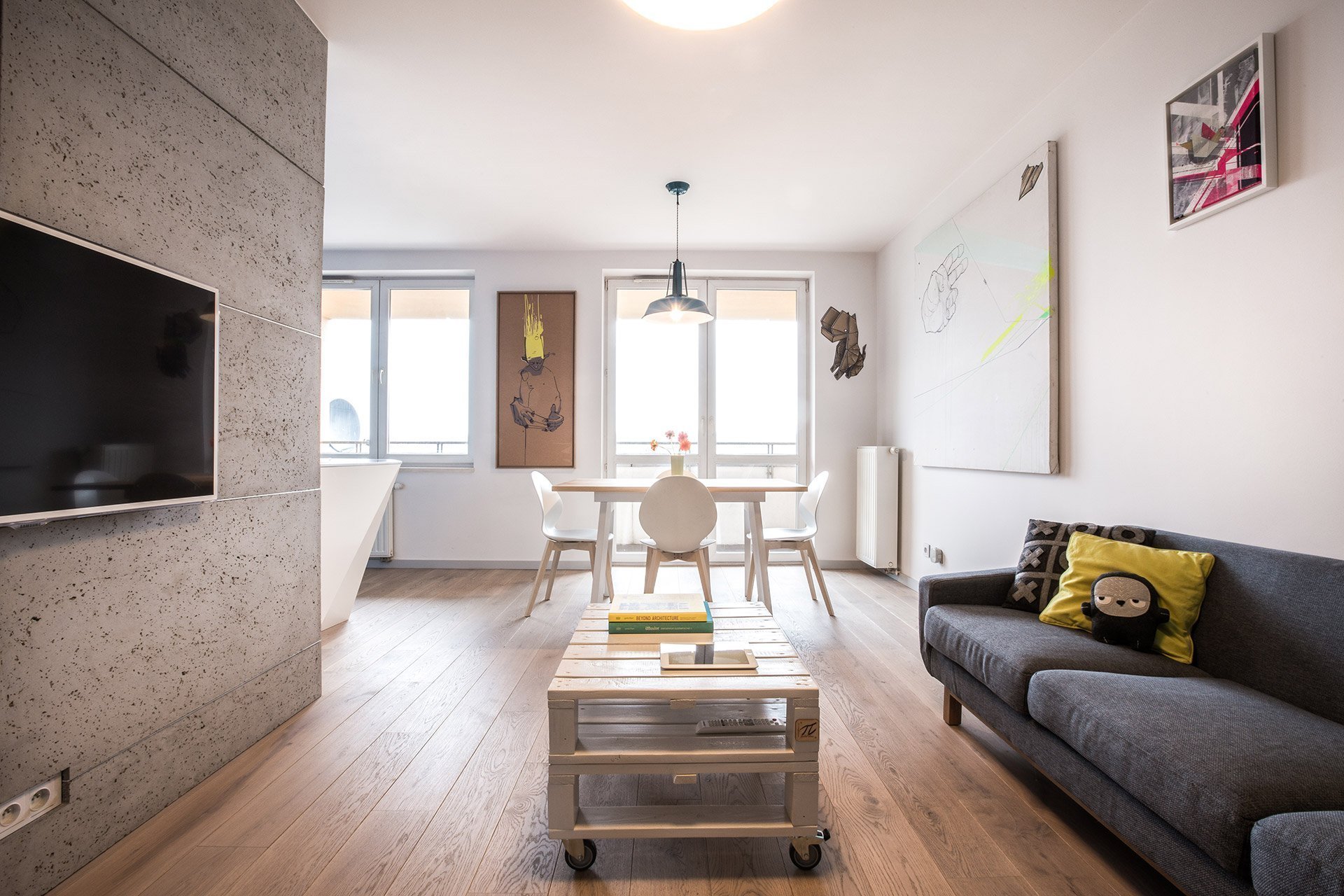 Byt je díky minimu nábytku vzdušný.