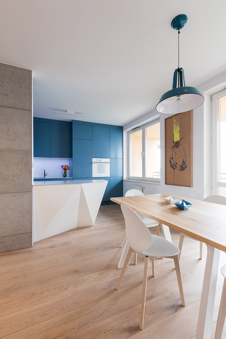 Okna jsou v bytě orientovaná na východ a západ.