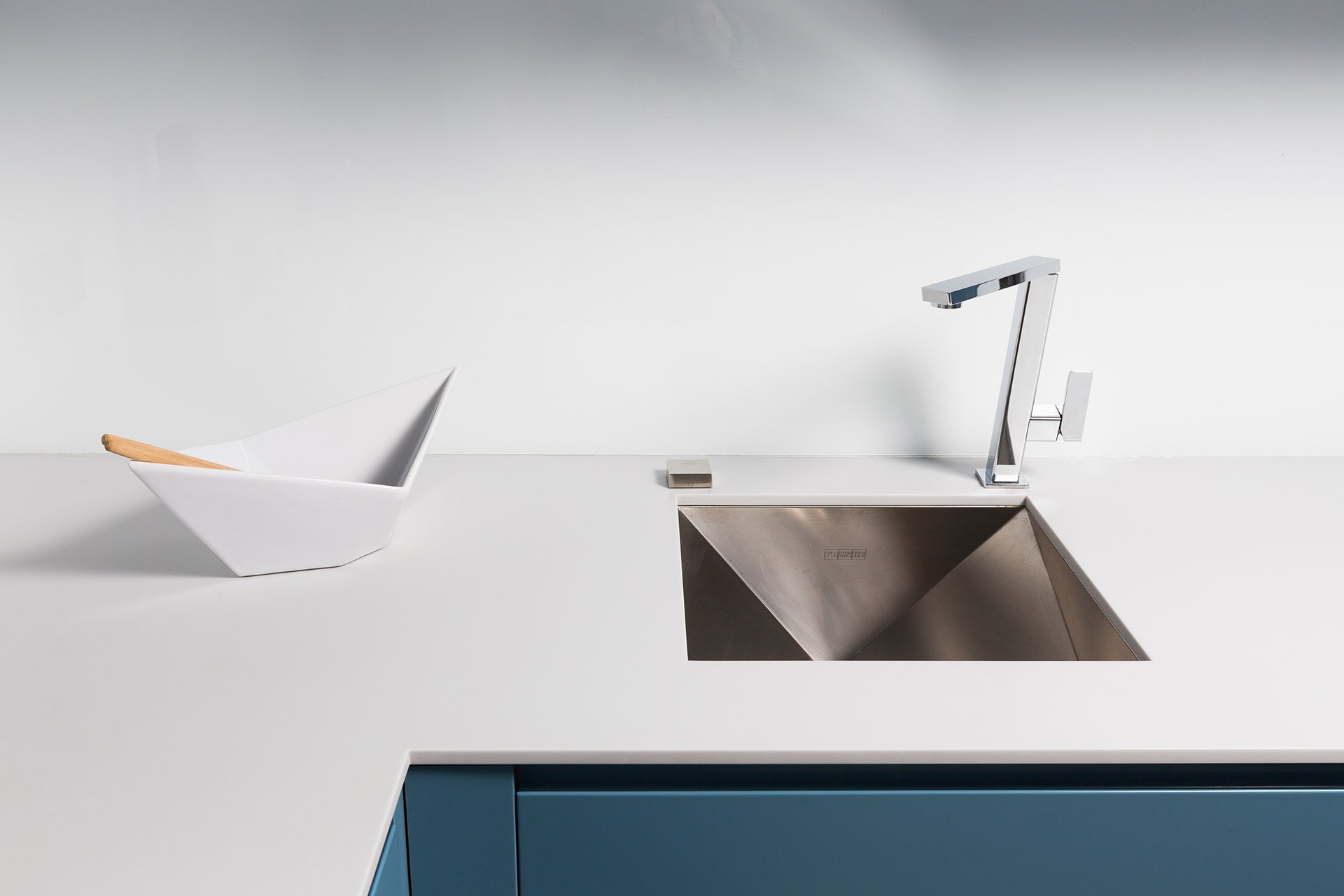 Ozdobou kuchyně je bezesporu originální baterie s dřezem.