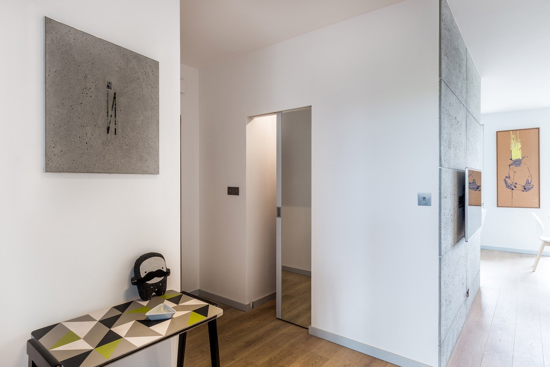 Předsíň s betonovou dekorací.