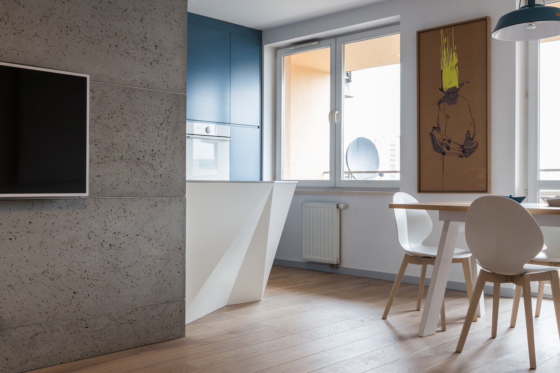 Betonový obklad a podlaha v běleném dubu si rozumí.