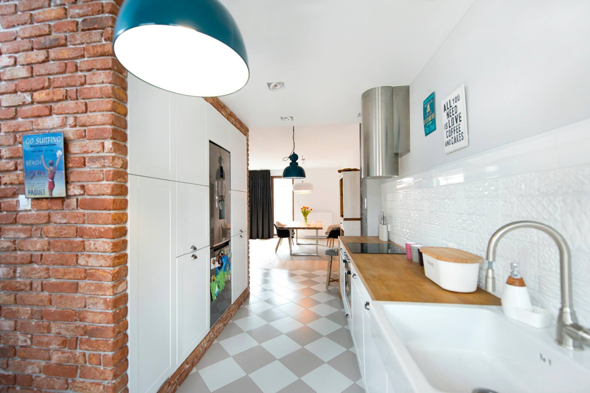 Nápaditý interiér, kde vládne bílá, cihly a dřevo