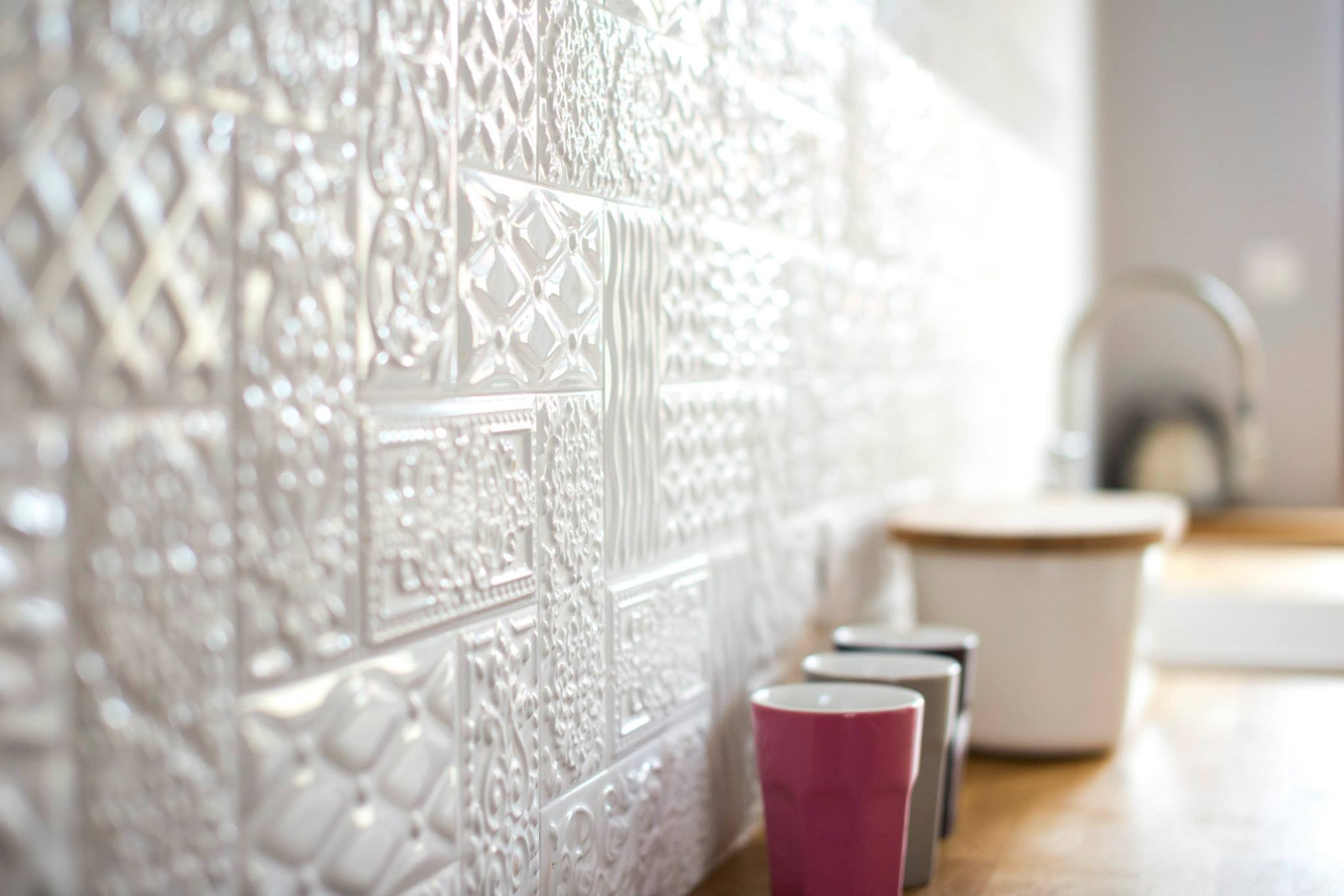 Nápaditý interiér, kde vládne bílá, cihly a dřevo