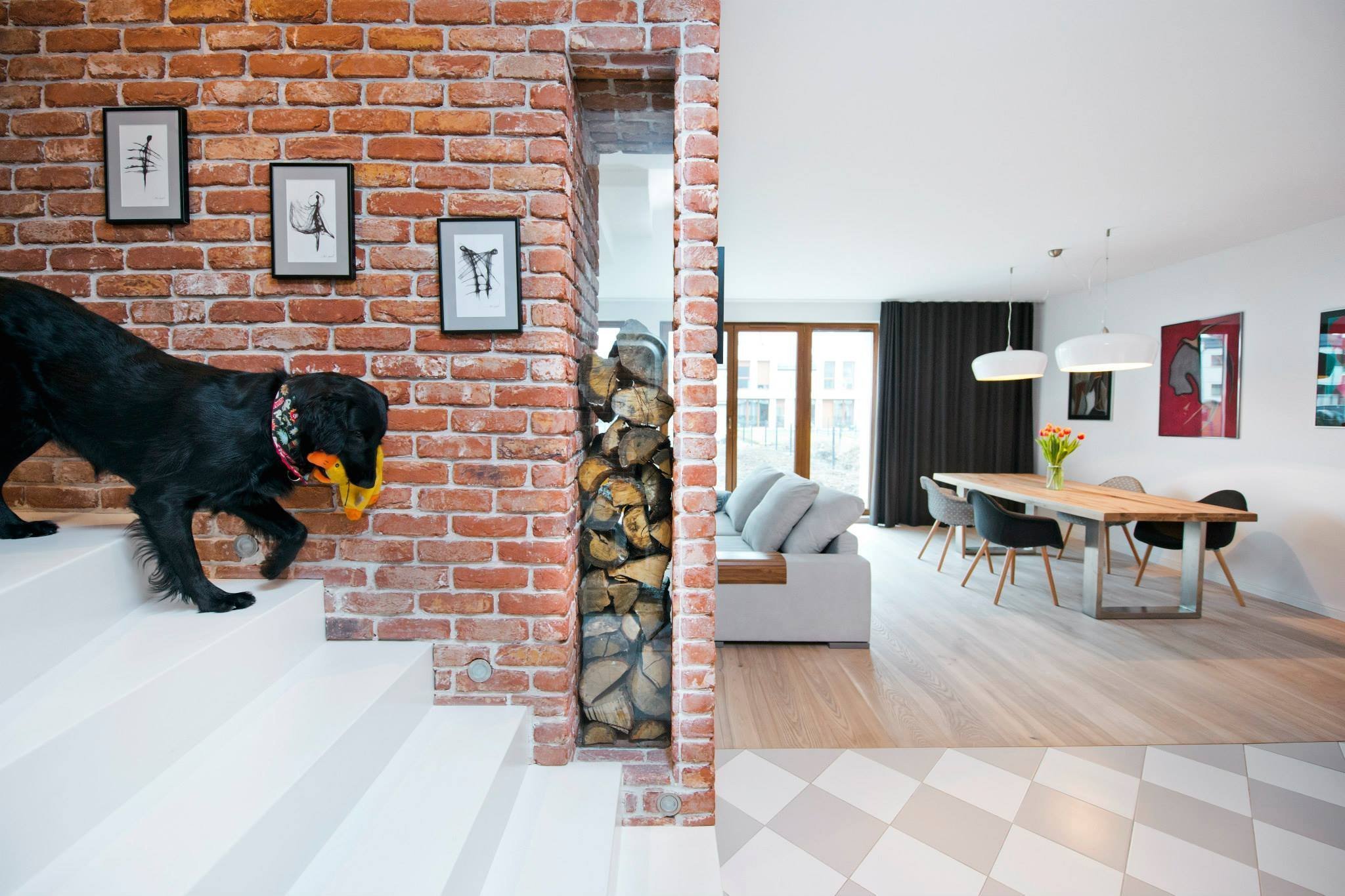 Nápaditý interiér, kde vládne bílá, cihly a dřevo