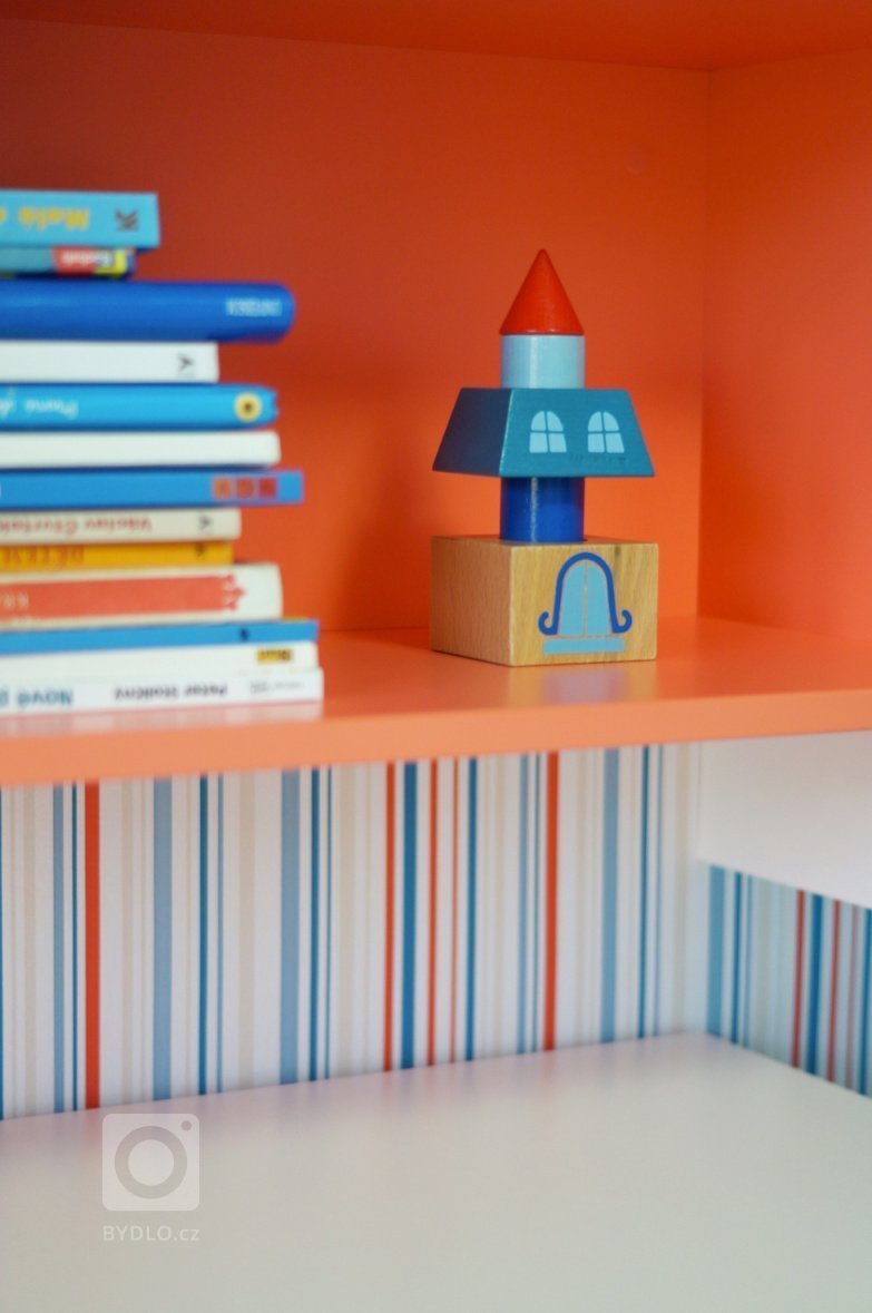 pokoj s využitím tří barev - bílé, modré a oranžové
