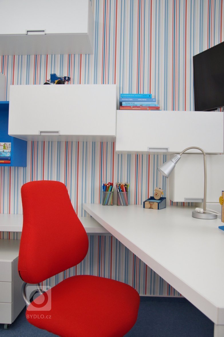 pokoj s využitím tří barev - bílé, modré a oranžové
