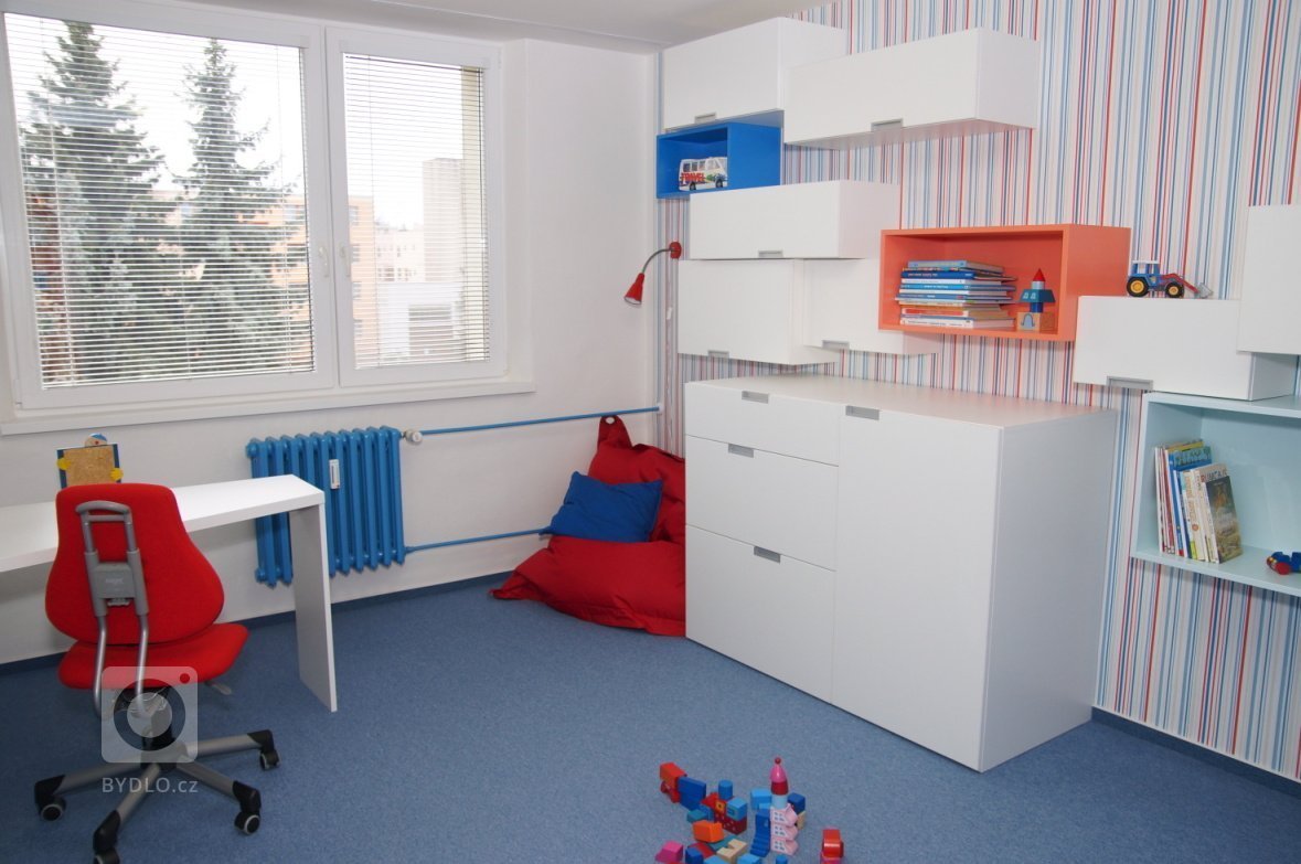 pokoj s využitím tří barev - bílé, modré a oranžové
