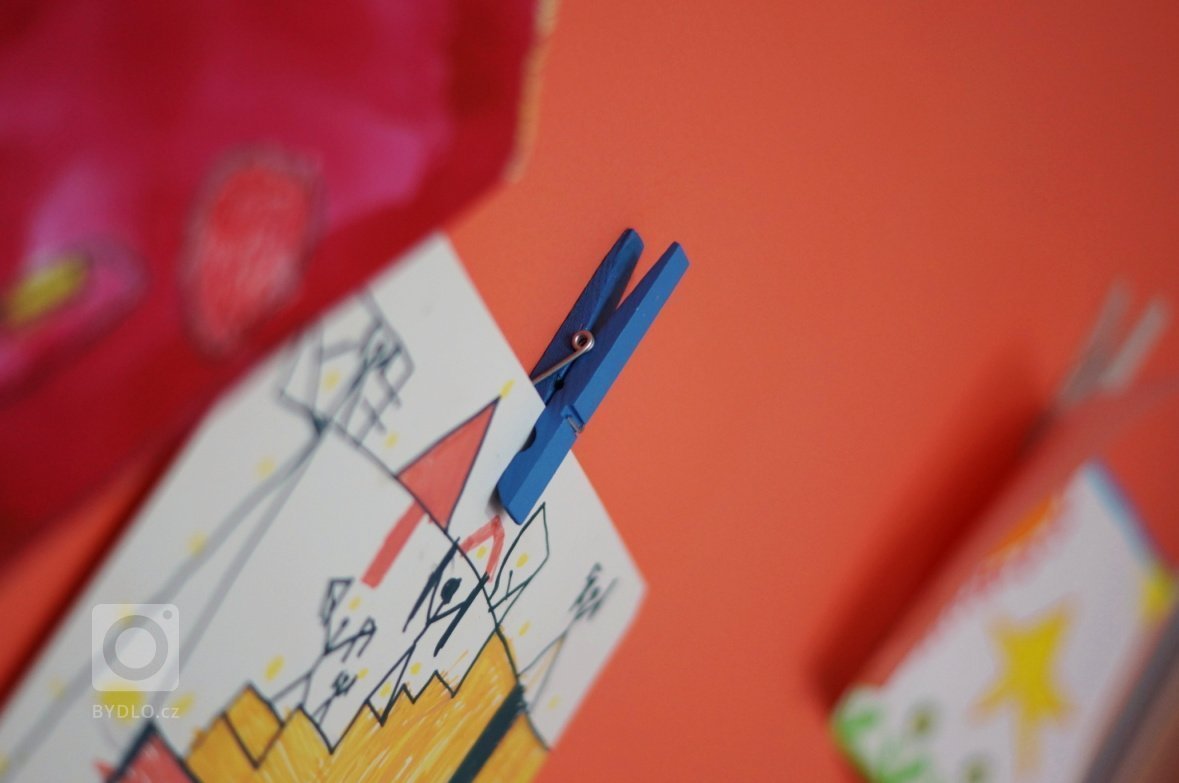 pokoj s využitím tří barev - bílé, modré a oranžové
