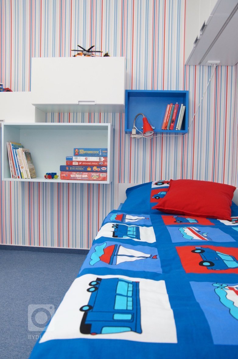 pokoj s využitím tří barev - bílé, modré a oranžové
