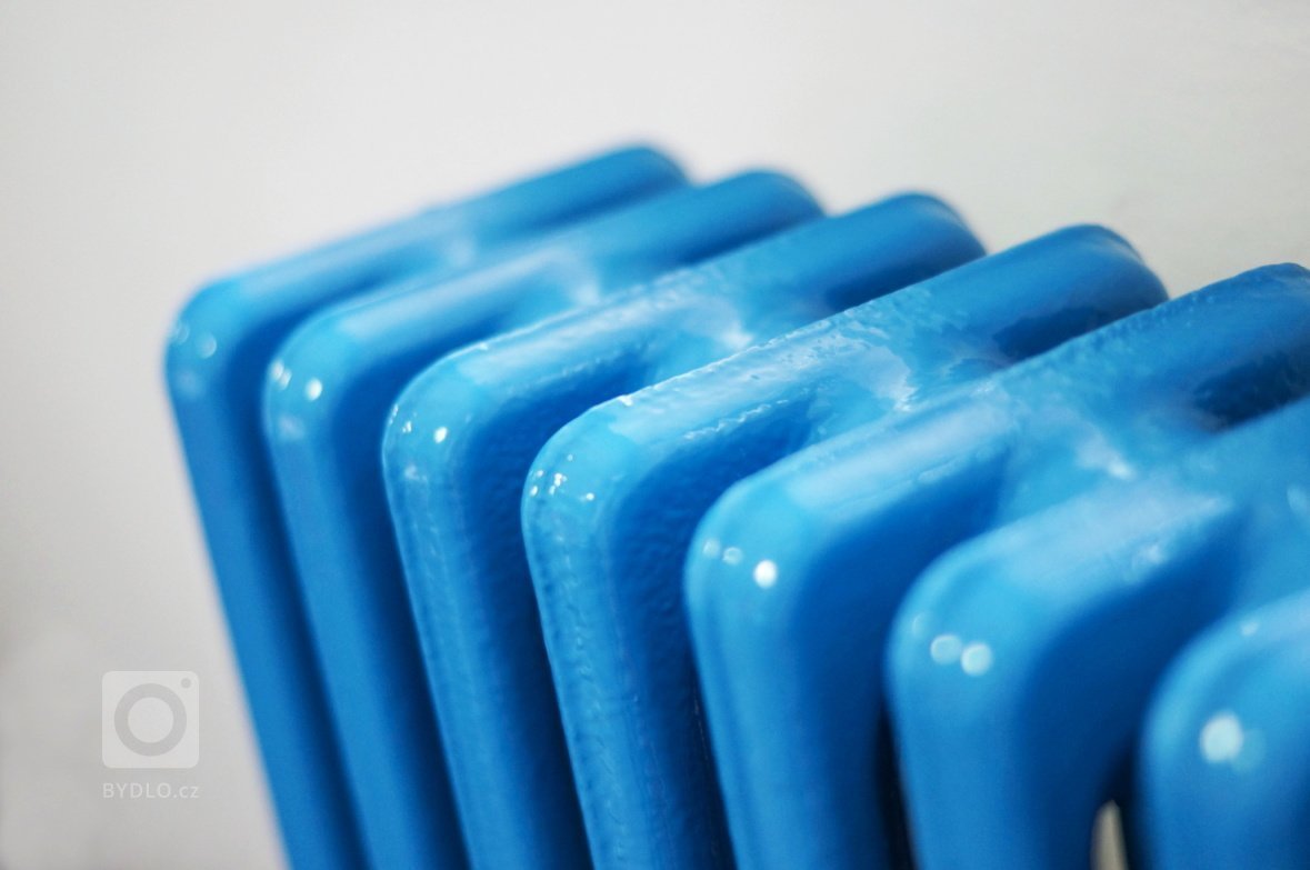 pokoj s využitím tří barev - bílé, modré a oranžové
