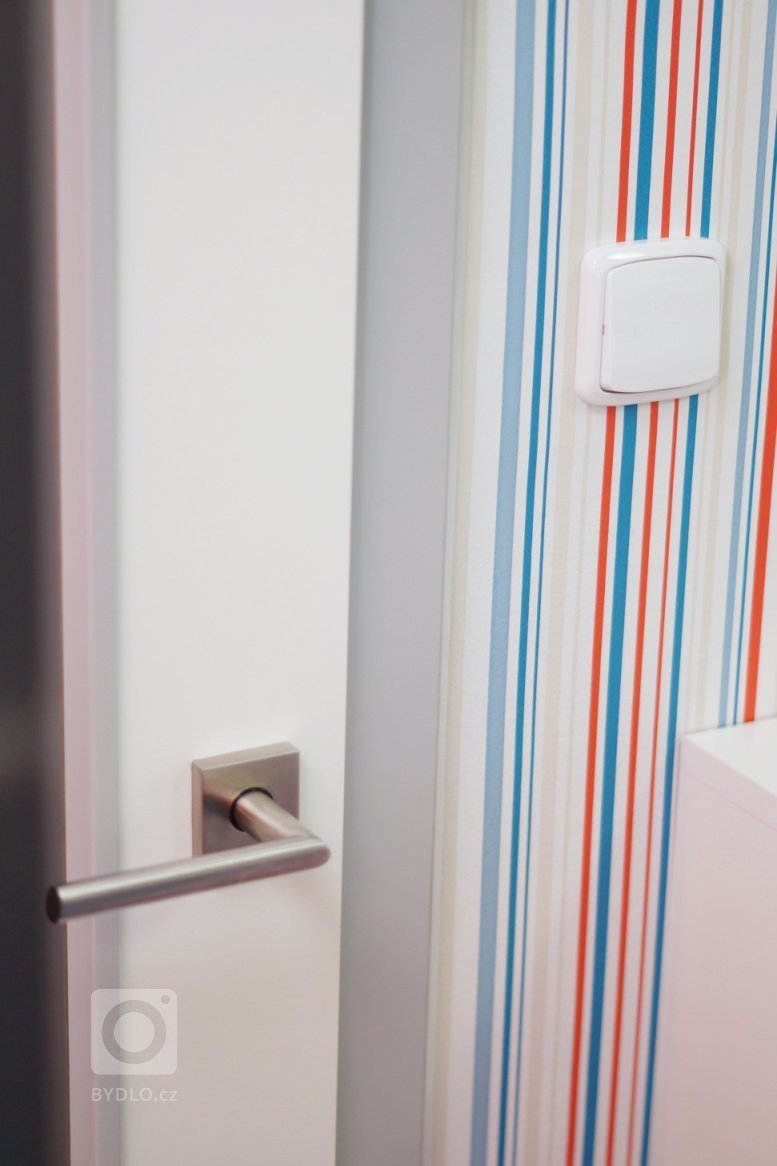 pokoj s využitím tří barev - bílé, modré a oranžové
