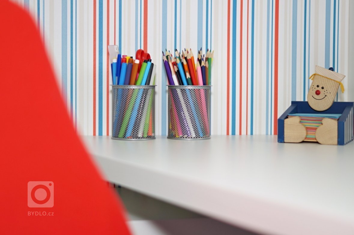 pokoj s využitím tří barev - bílé, modré a oranžové
