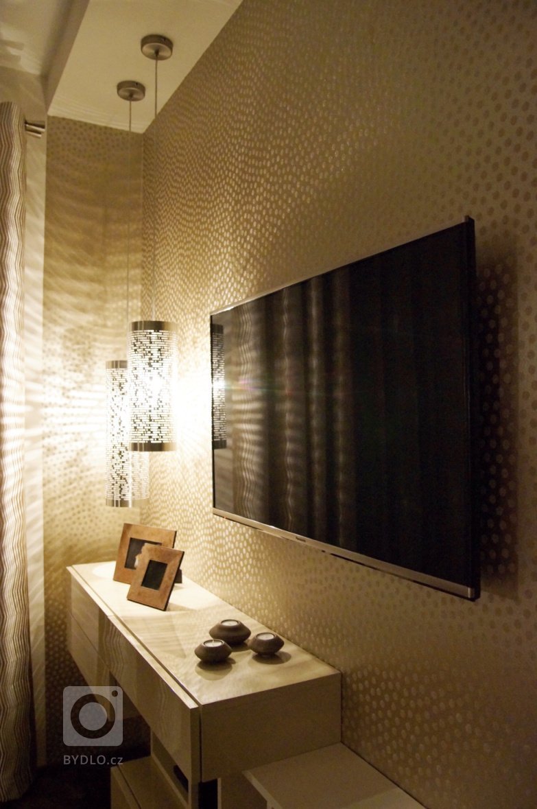 Proměna ložnice pro podnikavé manžele v neutrální barevnosti&nbsp;s využitím&nbsp;hry světel, kontrastů&nbsp;třpytivého lesku a metalického matu u&nbsp…