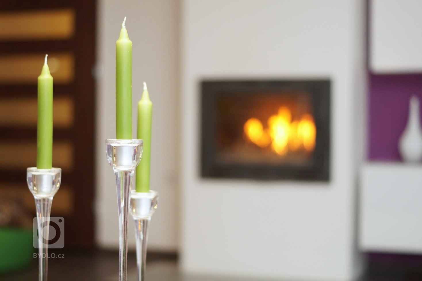 Obývací pokoj s krbem byl původně takovou nepovedenou slepenicí všech možných zásahů a úprav předešlých majitelů.&nbsp;S novými&nbsp;vlastníky jsme se&nbsp…