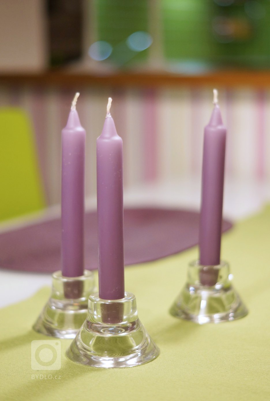 Obývací pokoj s krbem byl původně takovou nepovedenou slepenicí všech možných zásahů a úprav předešlých majitelů.&nbsp;S novými&nbsp;vlastníky jsme se&nbsp…