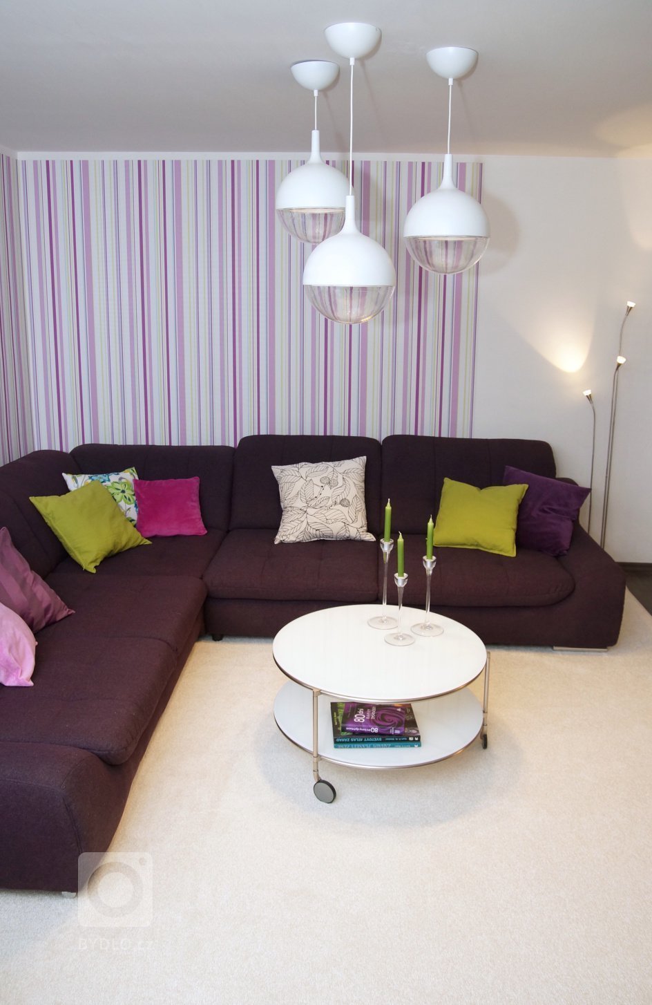 Obývací pokoj s krbem byl původně takovou nepovedenou slepenicí všech možných zásahů a úprav předešlých majitelů.&nbsp;S novými&nbsp;vlastníky jsme se&nbsp…