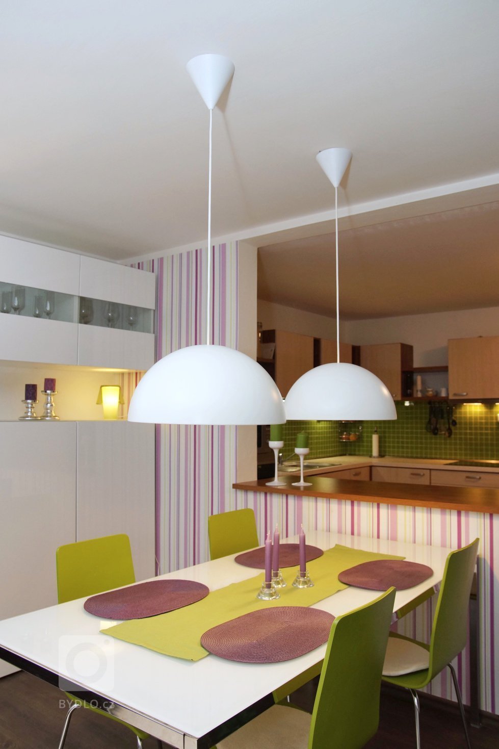 Obývací pokoj s krbem byl původně takovou nepovedenou slepenicí všech možných zásahů a úprav předešlých majitelů.&nbsp;S novými&nbsp;vlastníky jsme se&nbsp…